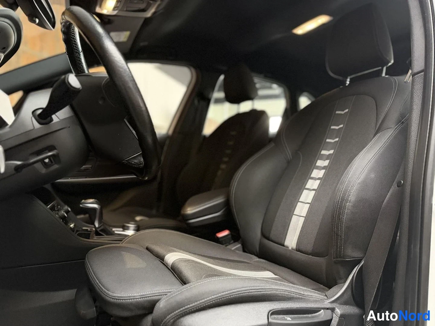 Valkoinen BMW 218d xDrive 2018, etuistuimet, kuva 18