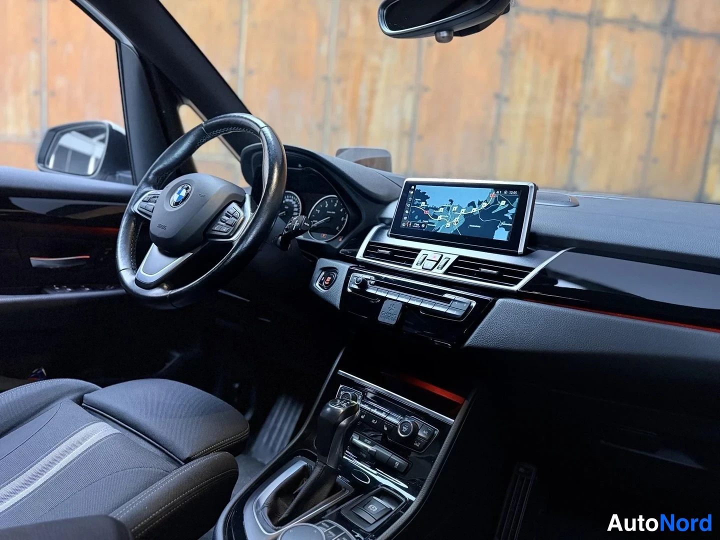 Valkoinen BMW 218d xDrive 2018, ohjaamo, kuva 17