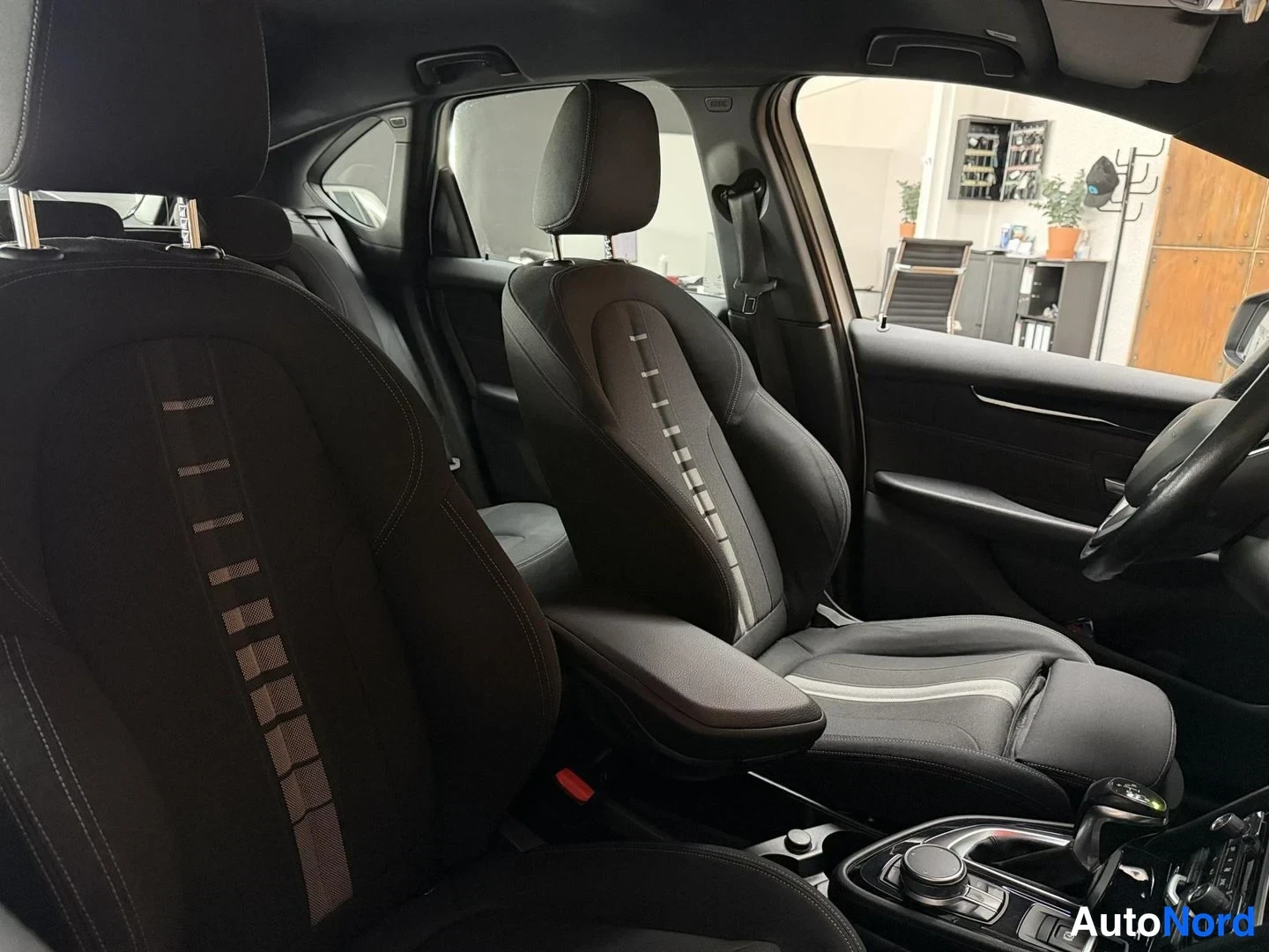Valkoinen BMW 218d xDrive 2018, etuistuimet, kuva 19