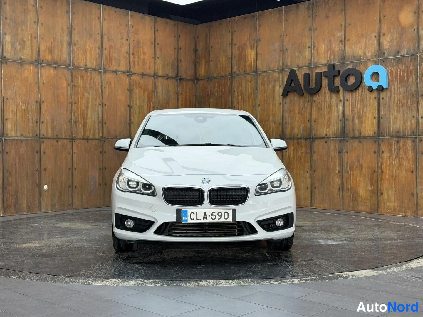 Valkoinen BMW 218d xDrive 2018, edestä, kuva 7