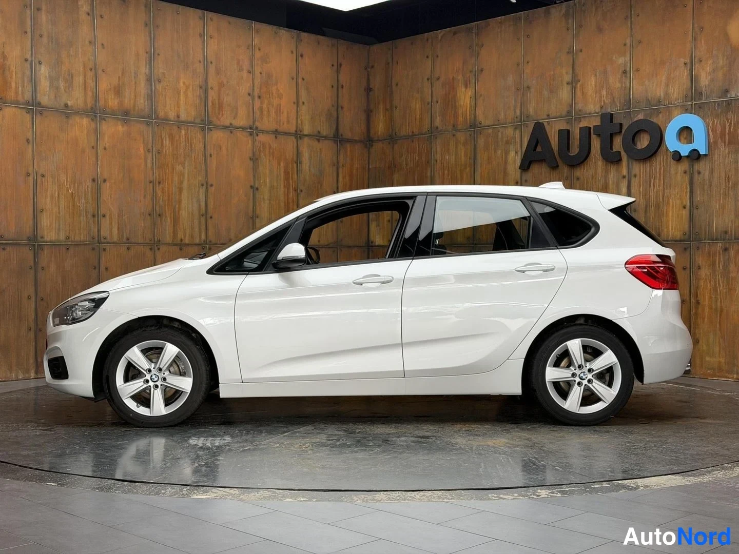 Valkoinen BMW 218d xDrive 2018, etuviisto, keula vasemmalle, kuva 3