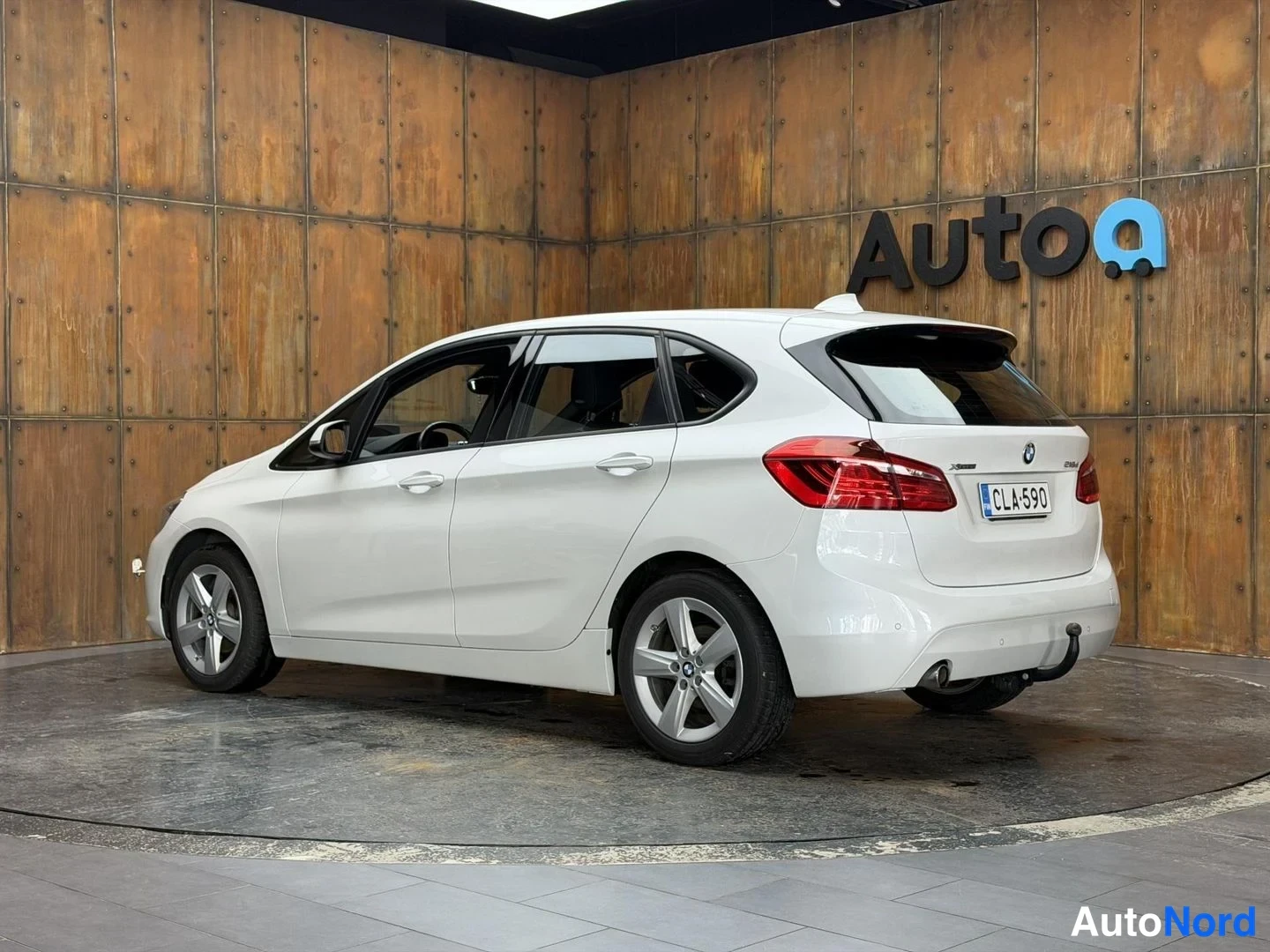 Valkoinen BMW 218d xDrive 2018, takaviisto, kuva 10