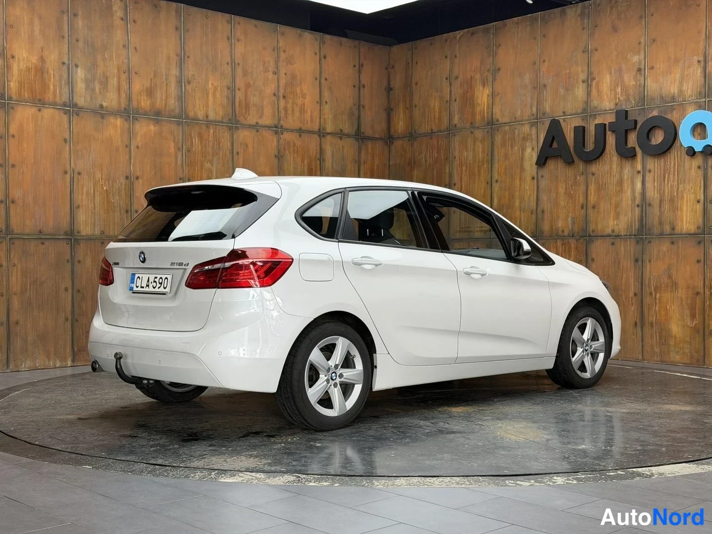 Valkoinen BMW 218d xDrive 2018, takaviisto, kuva 11