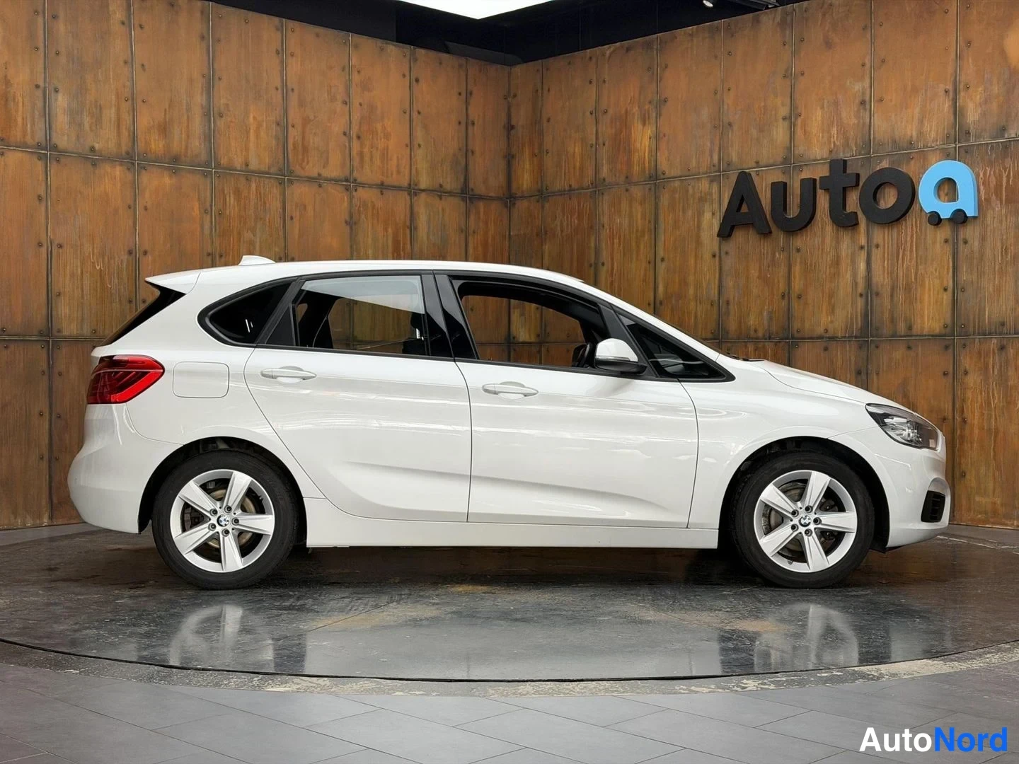Valkoinen BMW 218d xDrive 2018, sivulta, kuva 9