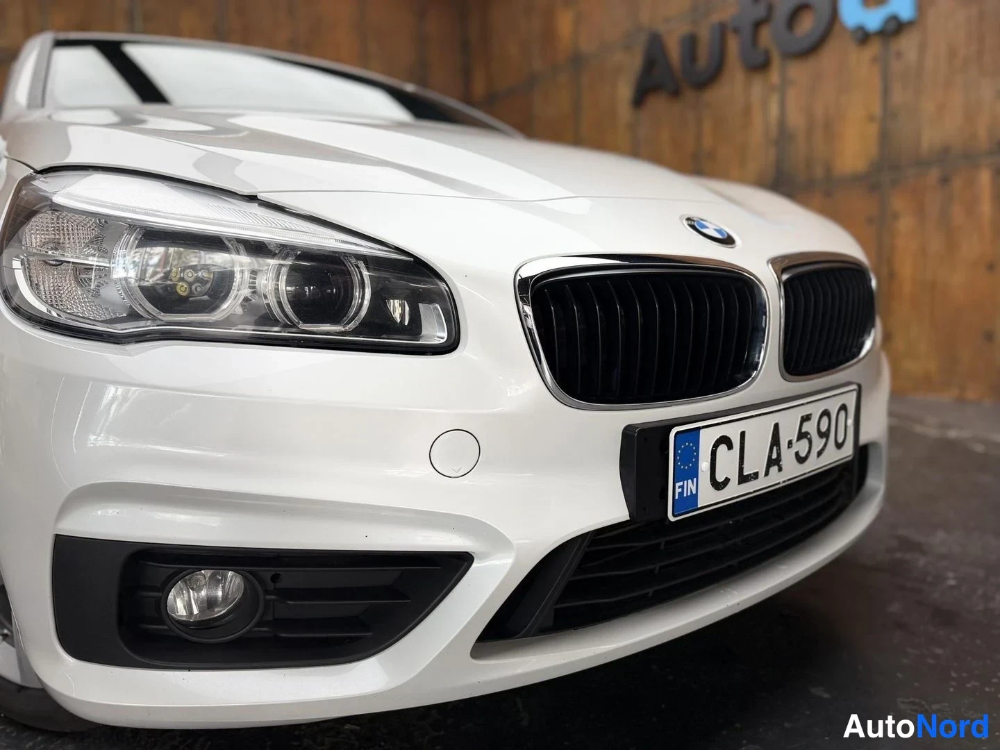 Valkoinen BMW 218d xDrive 2018, edestä, kuva 8