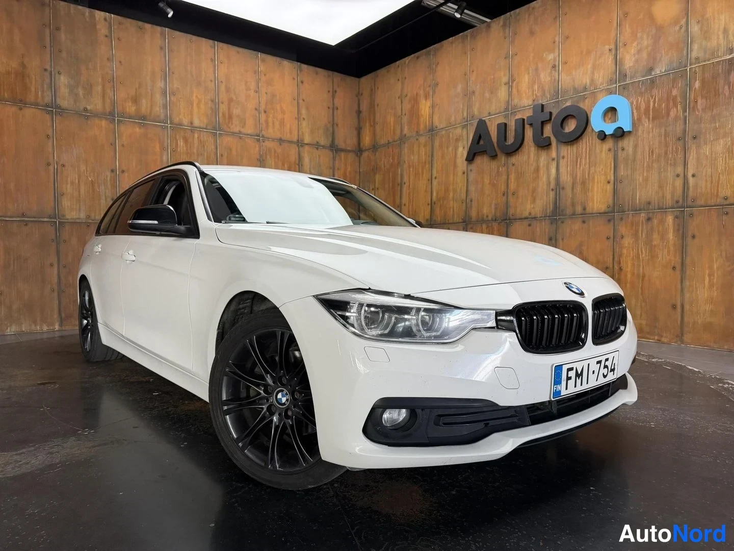 Valkoinen BMW 320d xDrive 2017, etuviisto, keula oikealle, kuva 4