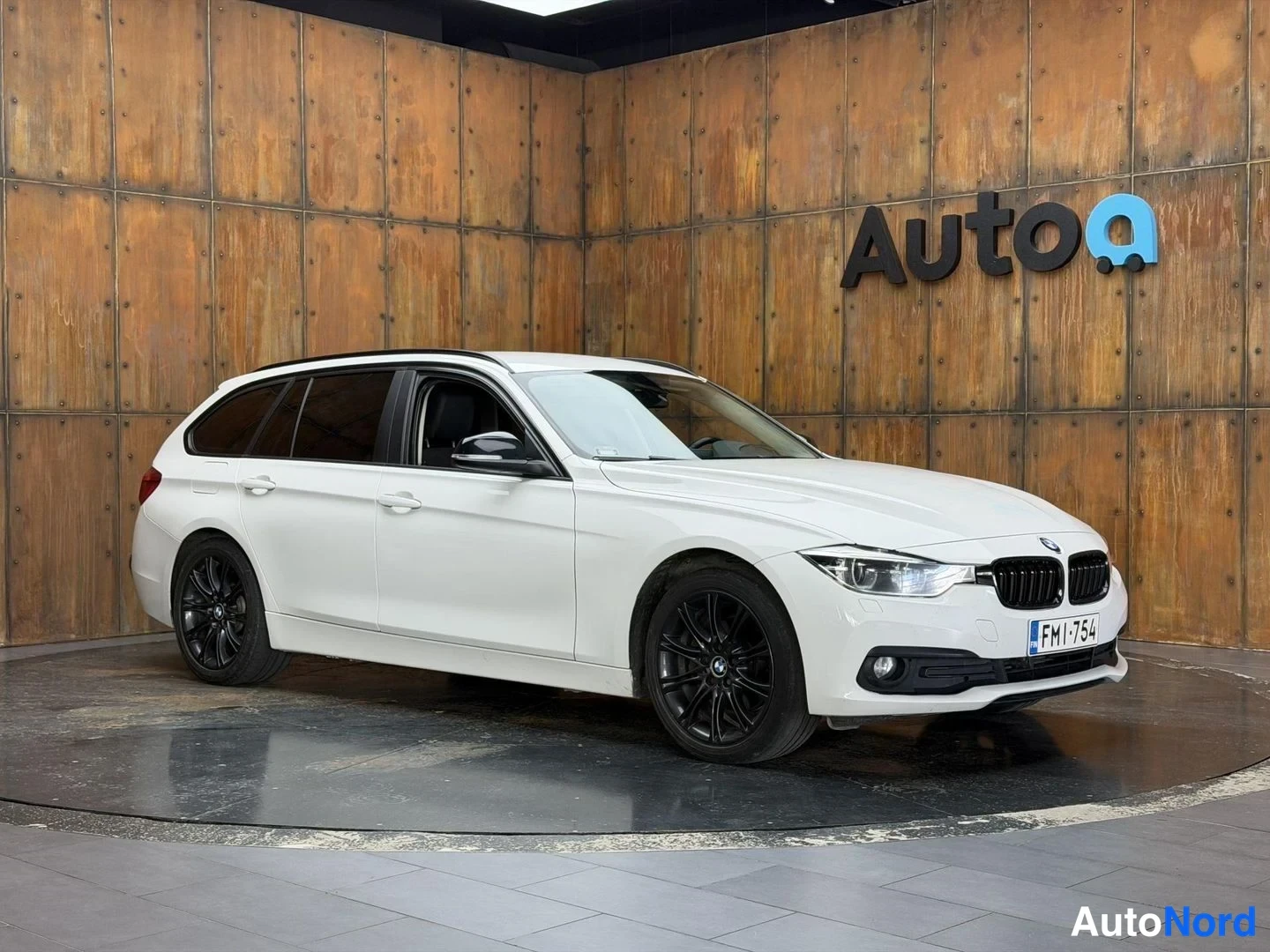 Valkoinen BMW 320d xDrive 2017, etuviisto, keula oikealle, kuva 5
