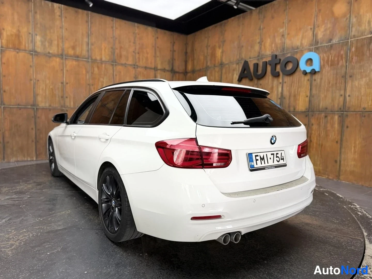 Valkoinen BMW 320d xDrive 2017, takaviisto, kuva 13