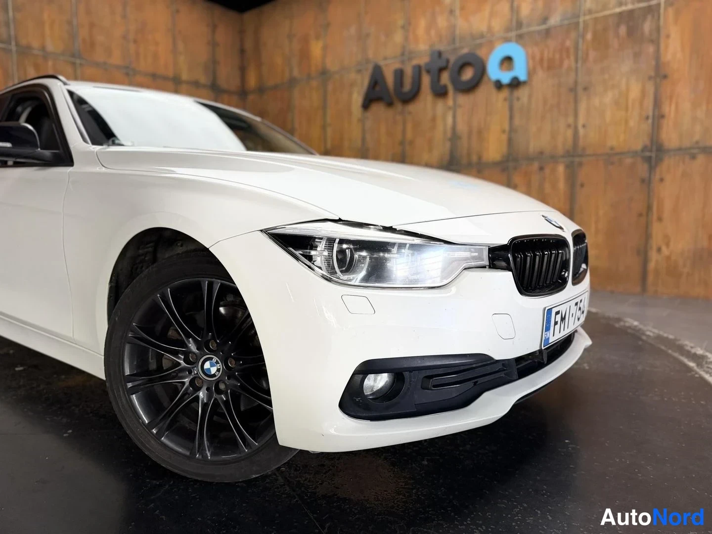 Valkoinen BMW 320d xDrive 2017, etuviisto, keula oikealle, kuva 7