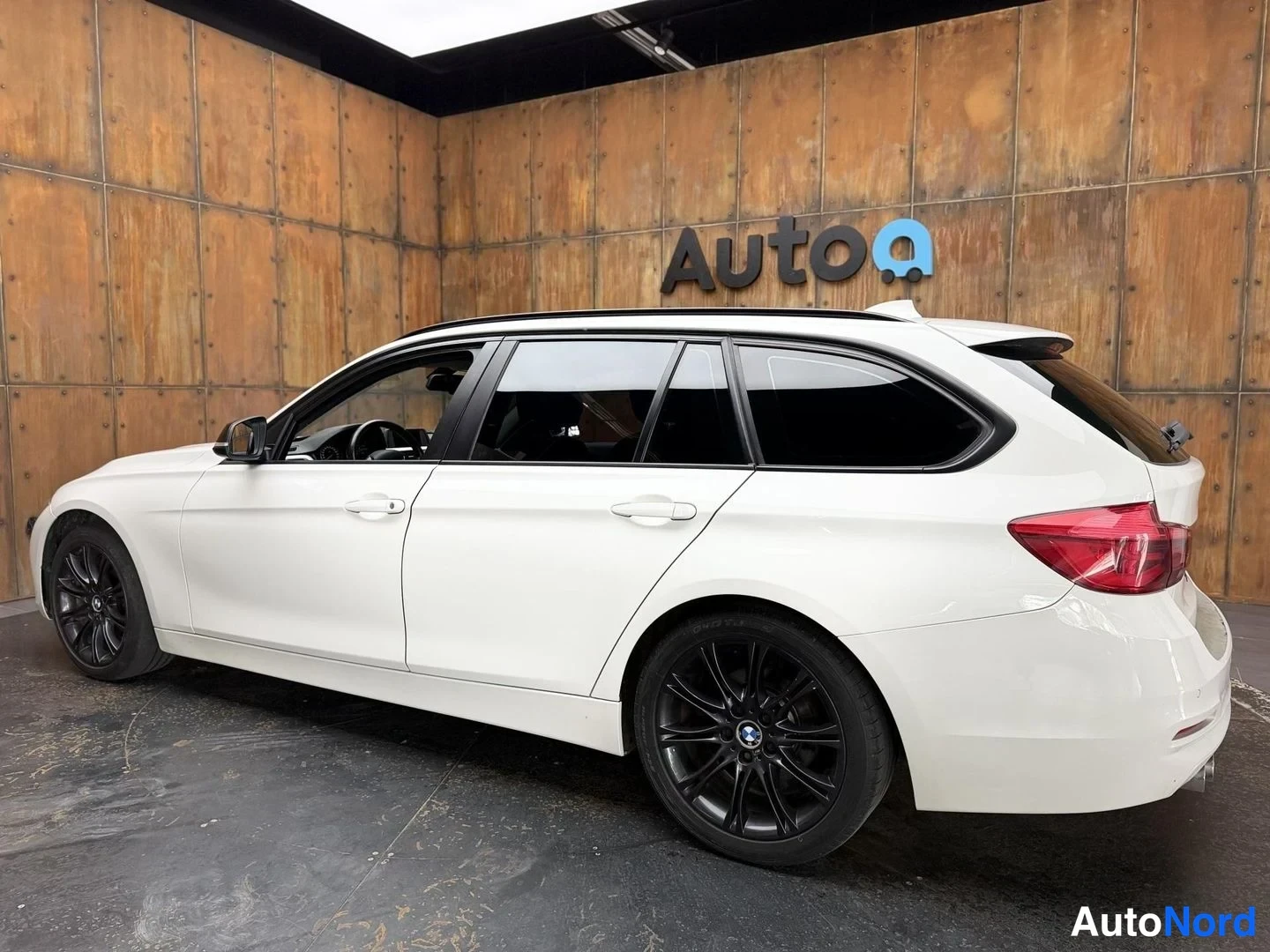 Valkoinen BMW 320d xDrive 2017, takaviisto, kuva 14