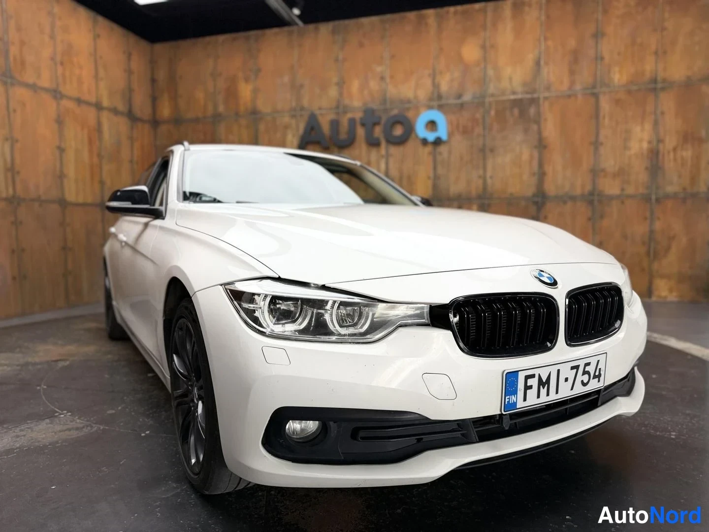 Valkoinen BMW 320d xDrive 2017, etuviisto, keula oikealle, kuva 8