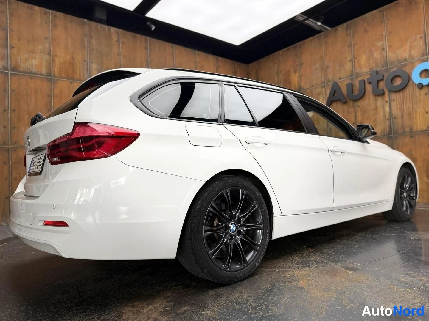 Valkoinen BMW 320d xDrive 2017, takaviisto, kuva 15