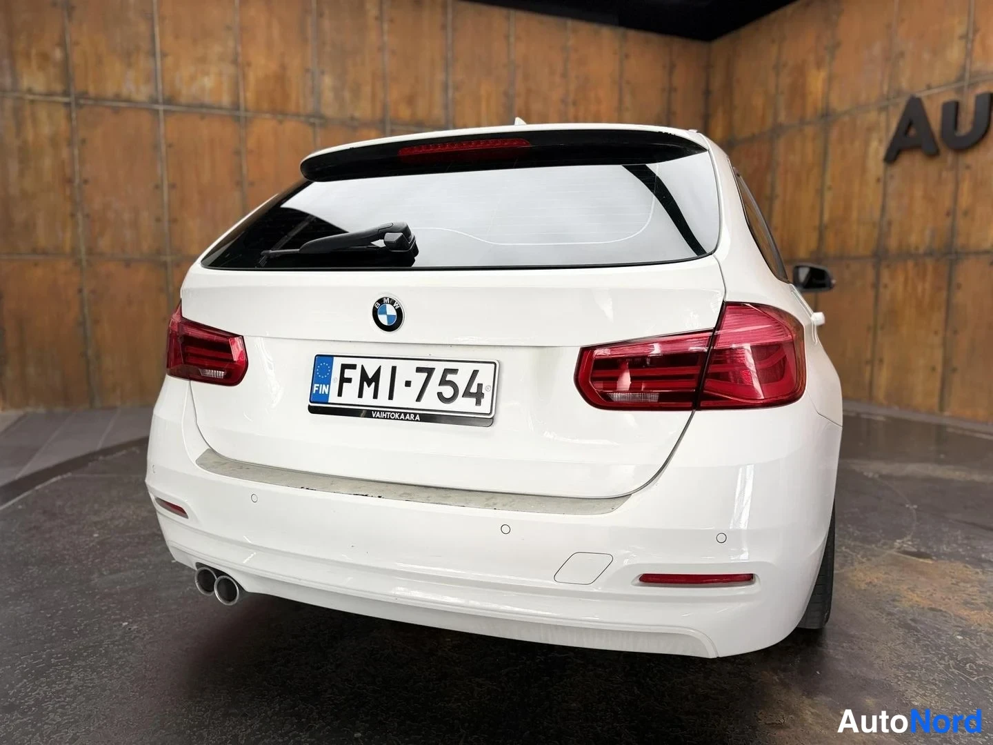 Valkoinen BMW 320d xDrive 2017, takaa, kuva 18