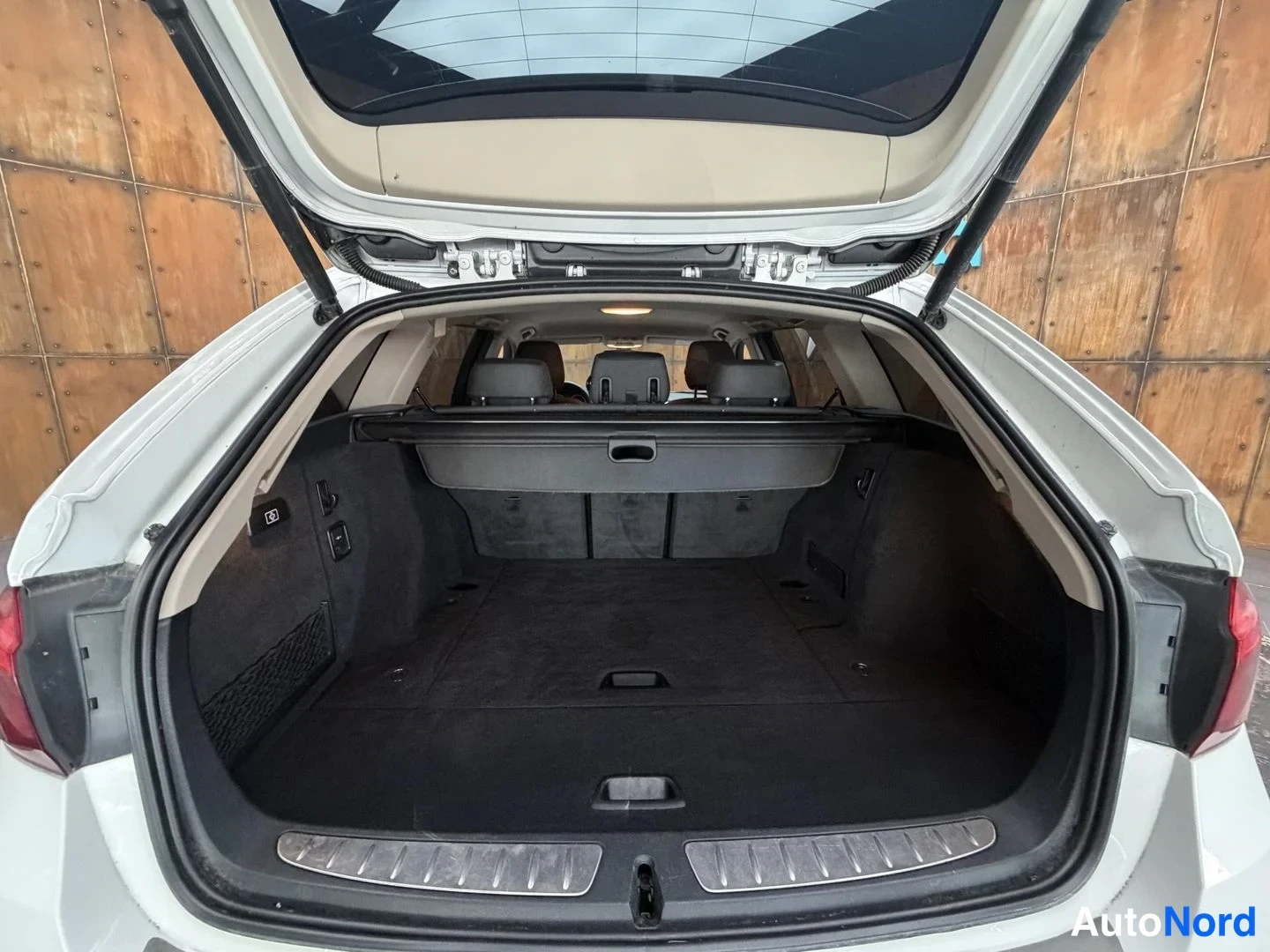Valkoinen BMW 320d xDrive 2017, tavaratila, kuva 22