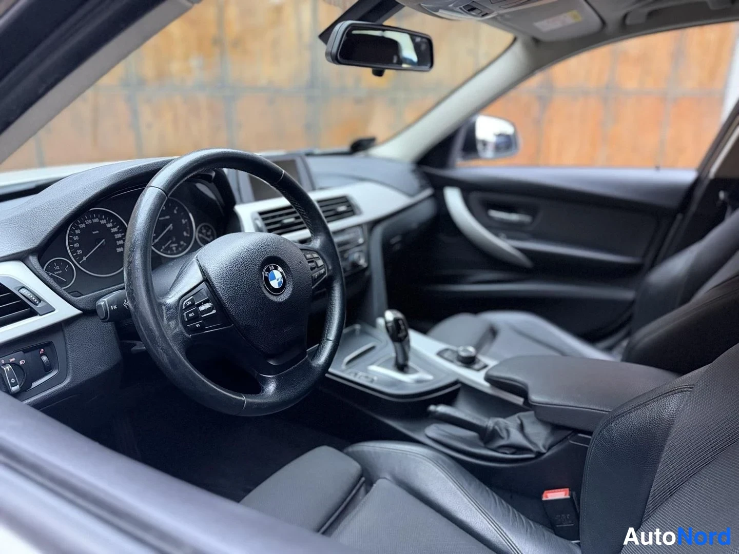 Valkoinen BMW 320d xDrive 2017, ohjaamo, kuva 19