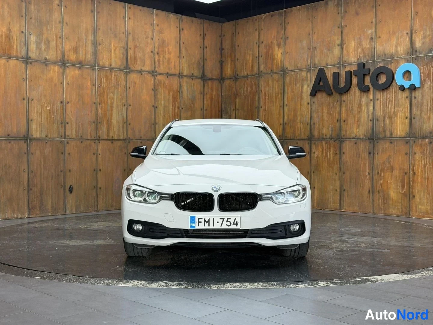 Valkoinen BMW 320d xDrive 2017, edestä, kuva 9