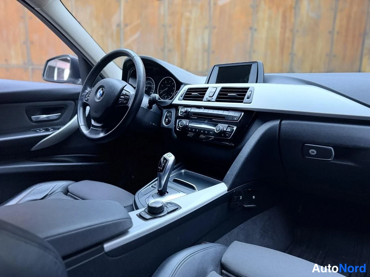 Valkoinen BMW 320d xDrive 2017, ohjaamo, kuva 20