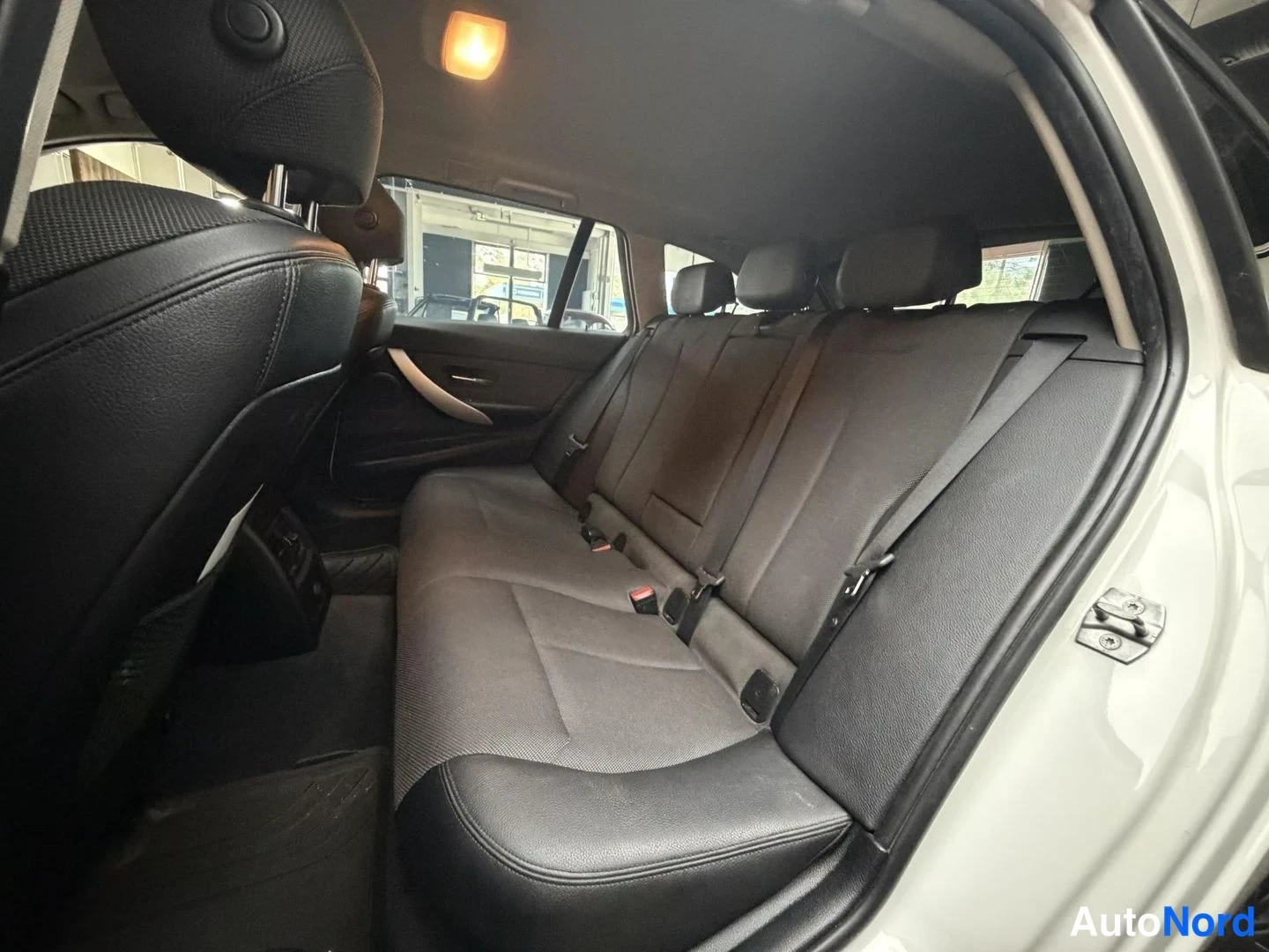 Valkoinen BMW 320d xDrive 2017, takaistuimet, kuva 21