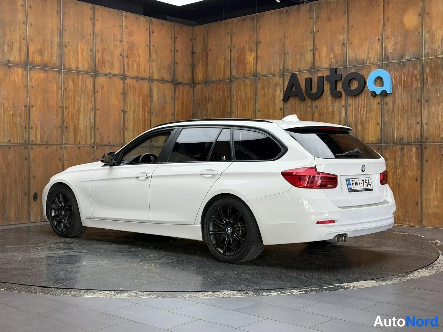 Valkoinen BMW 320d xDrive 2017, takaviisto, kuva 11