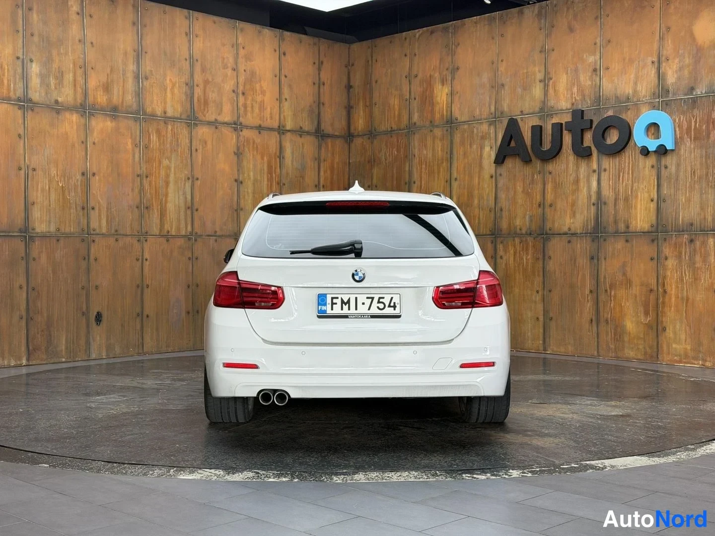 Valkoinen BMW 320d xDrive 2017, takaa, kuva 17