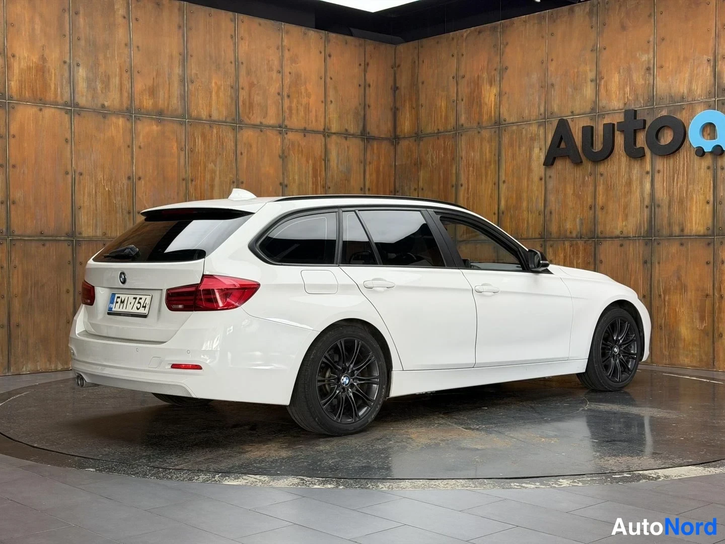 Valkoinen BMW 320d xDrive 2017, takaviisto, kuva 12