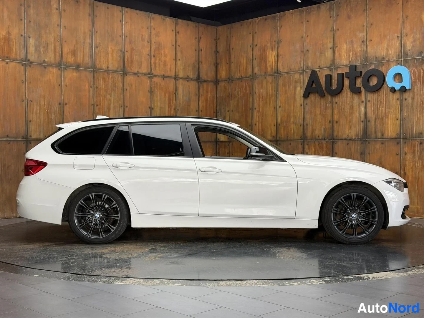 Valkoinen BMW 320d xDrive 2017, sivulta, kuva 10
