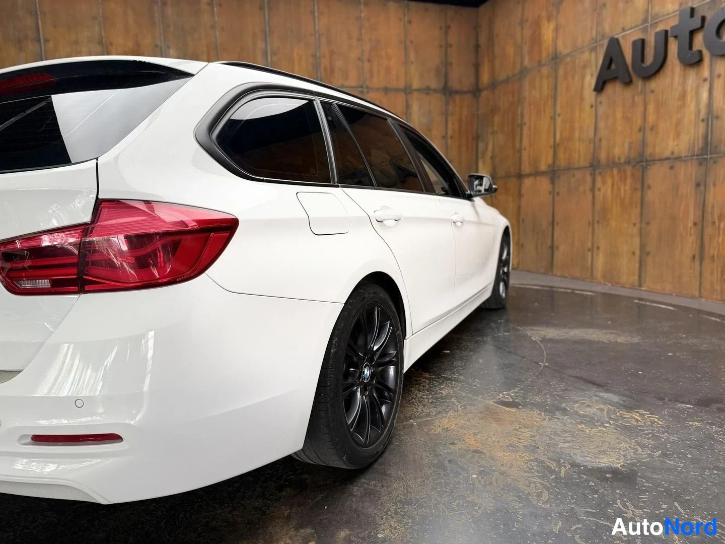 Valkoinen BMW 320d xDrive 2017, takaviisto, kuva 16