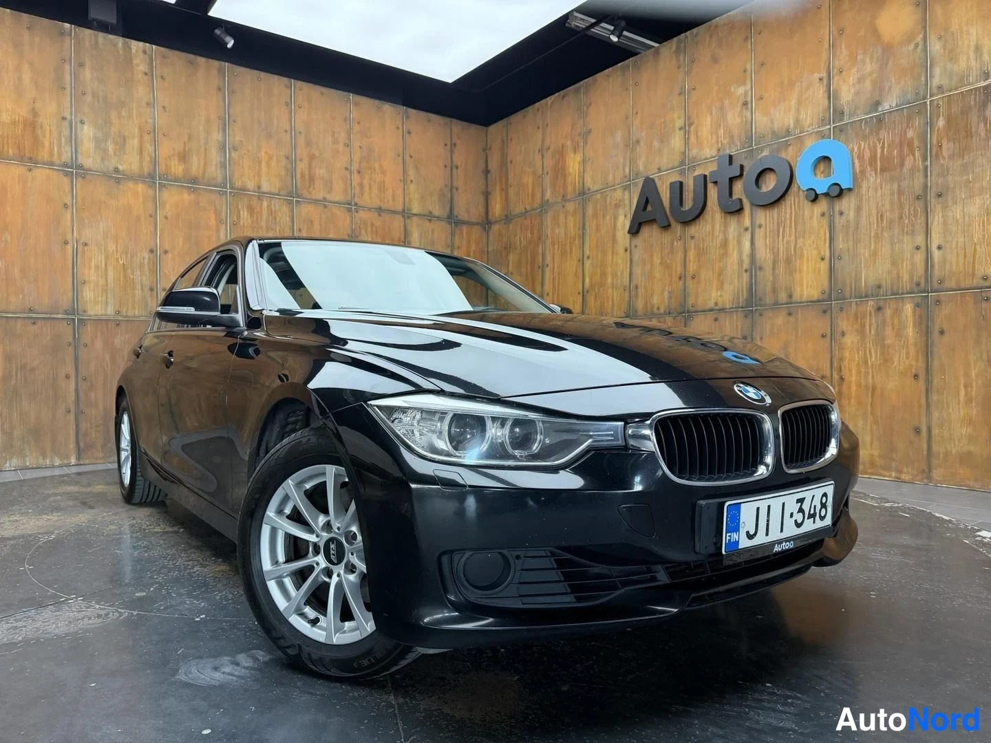 Musta BMW 320i 2012, etuviisto, keula oikealle, kuva 2