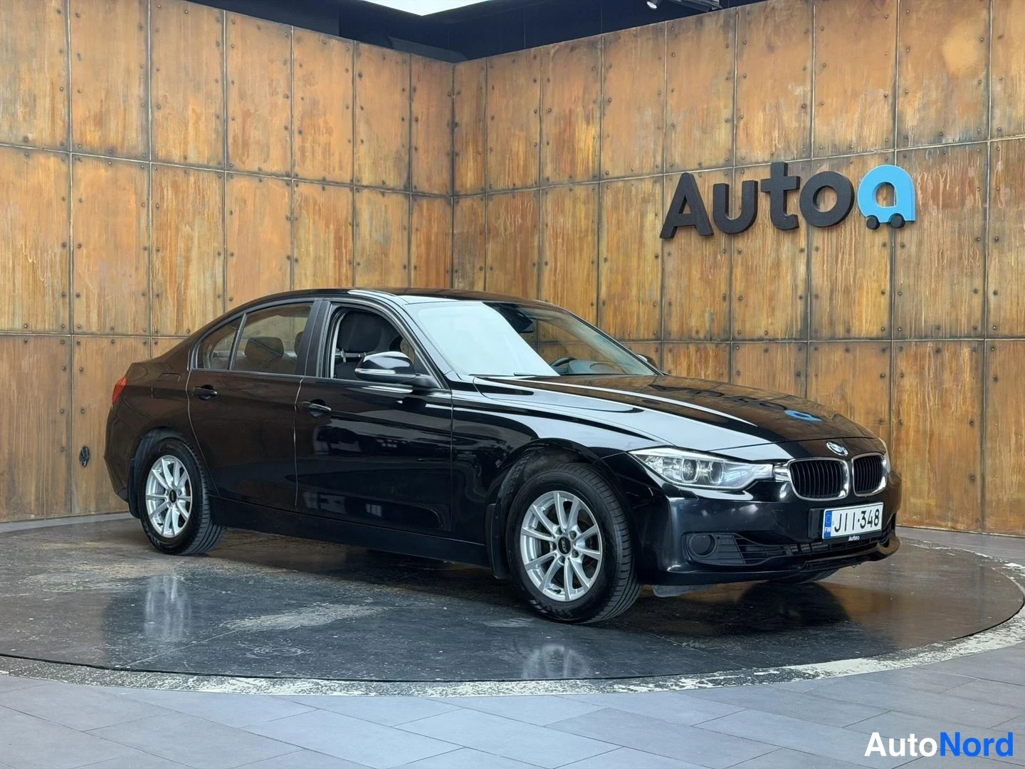 Musta BMW 320i 2012, etuviisto, keula oikealle, kuva 6