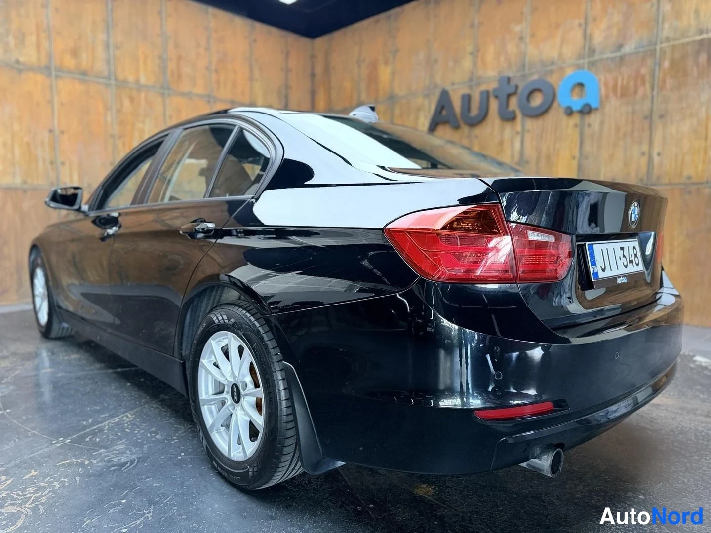 Musta BMW 320i 2012, takaviisto, kuva 10