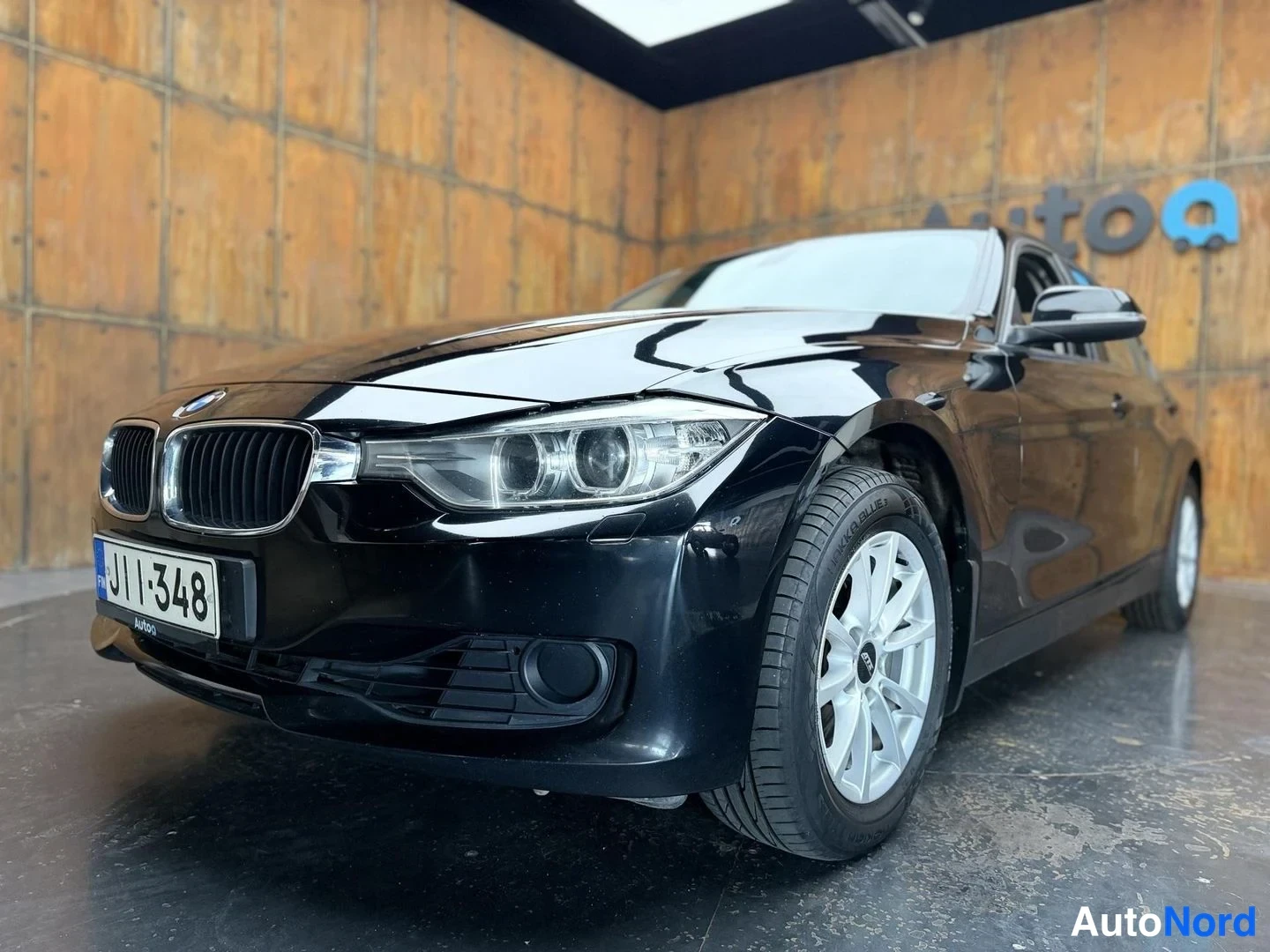 Musta BMW 320i 2012, etuviisto, keula vasemmalle, kuva 3