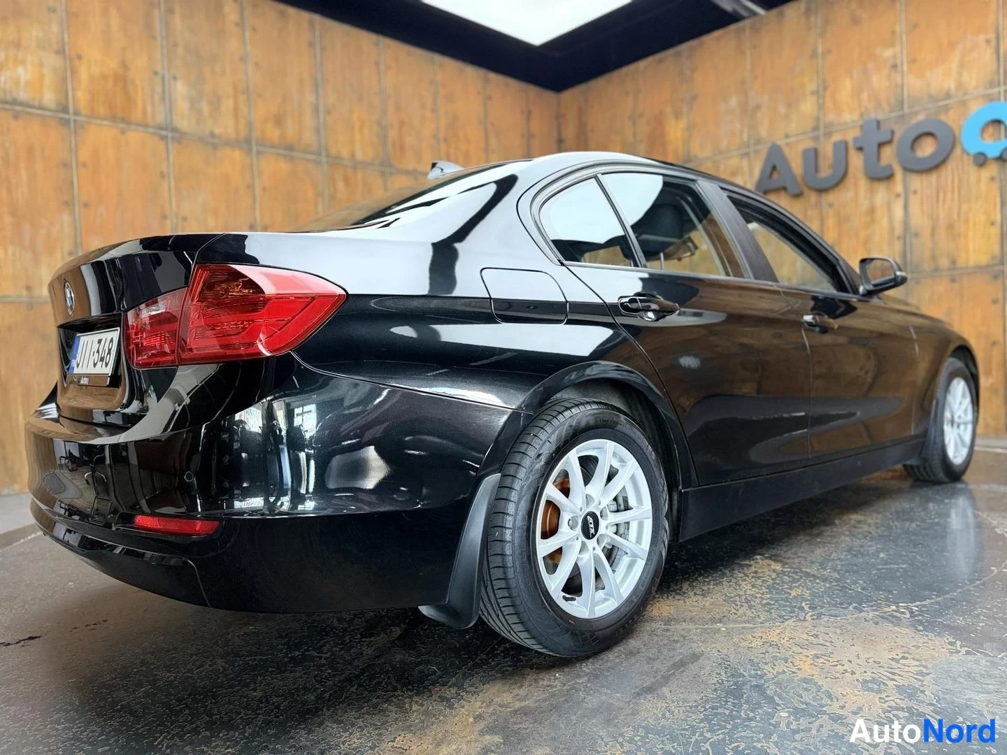 Musta BMW 320i 2012, takaviisto, kuva 11