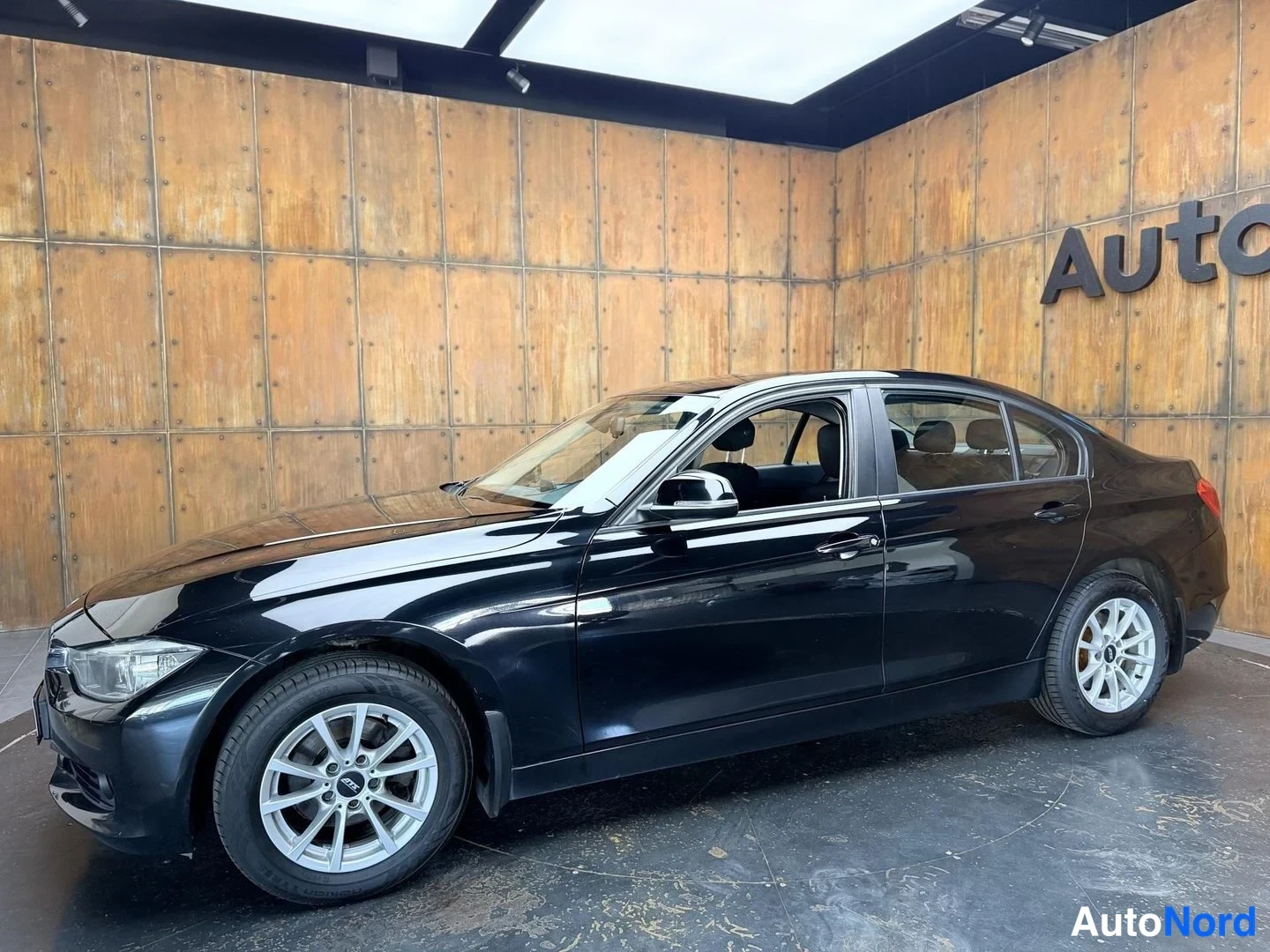 Musta BMW 320i 2012, etuviisto, keula vasemmalle, kuva 4
