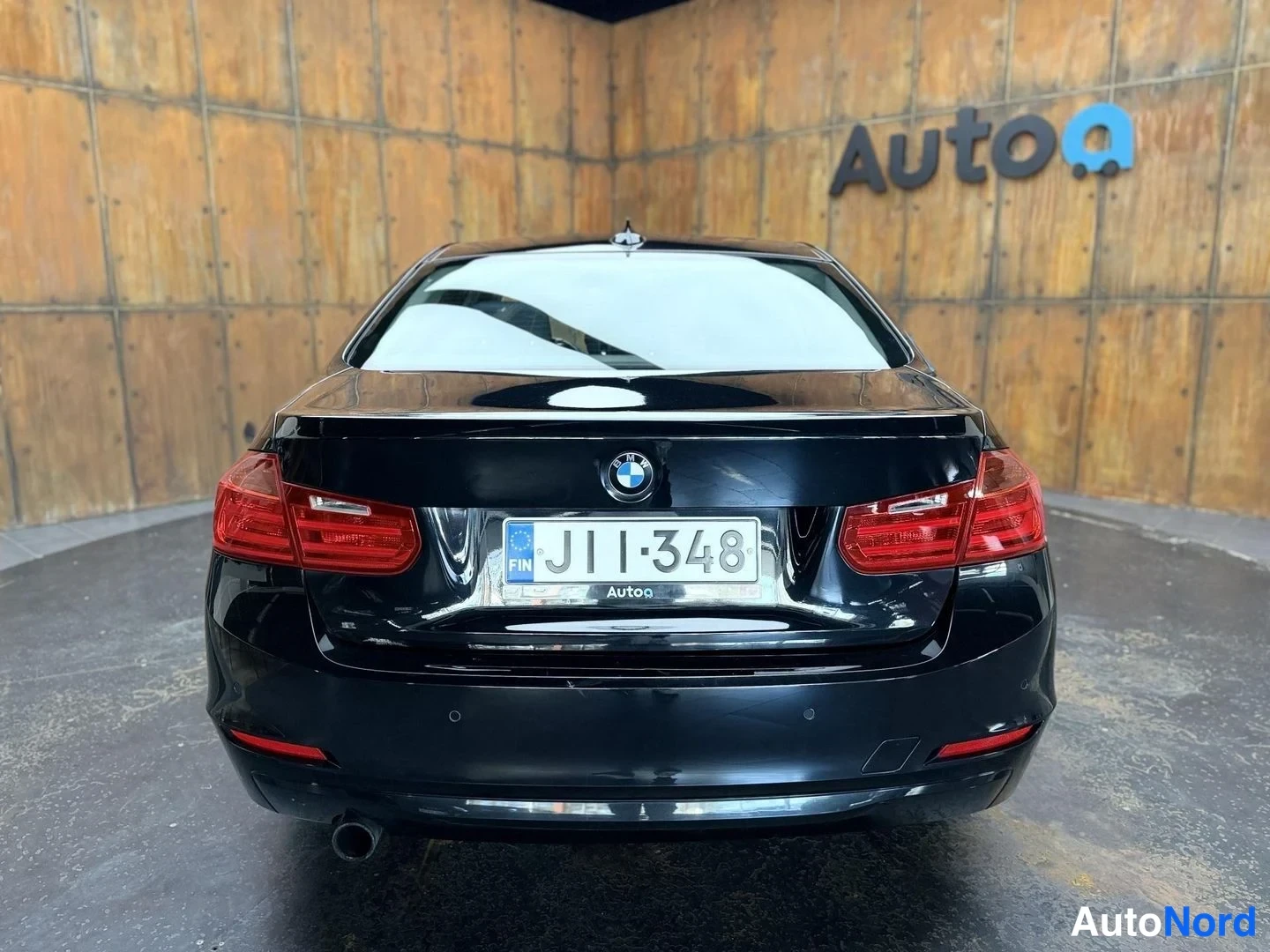Musta BMW 320i 2012, takaa, kuva 14