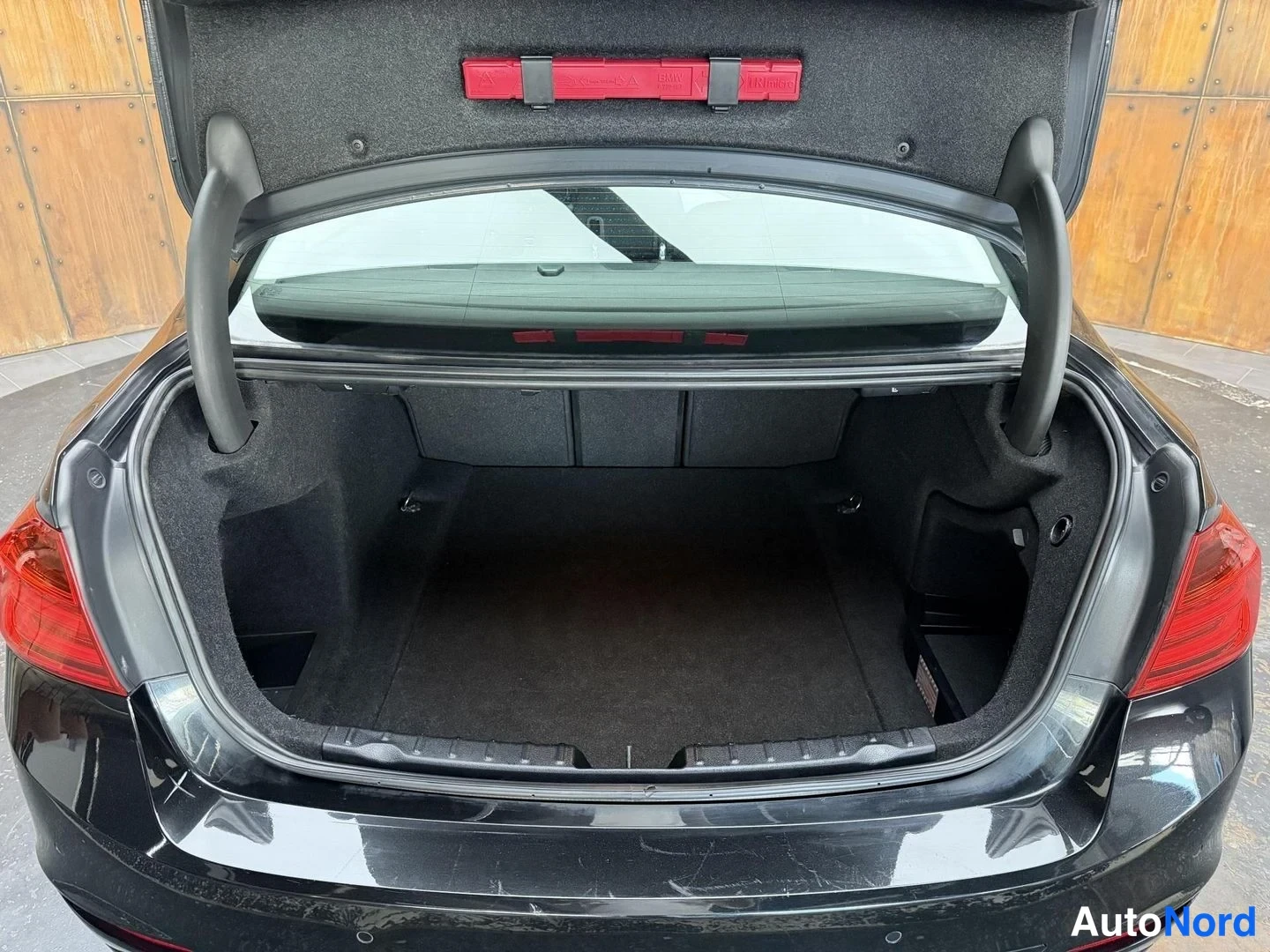 Musta BMW 320i 2012, tavaratila, kuva 21