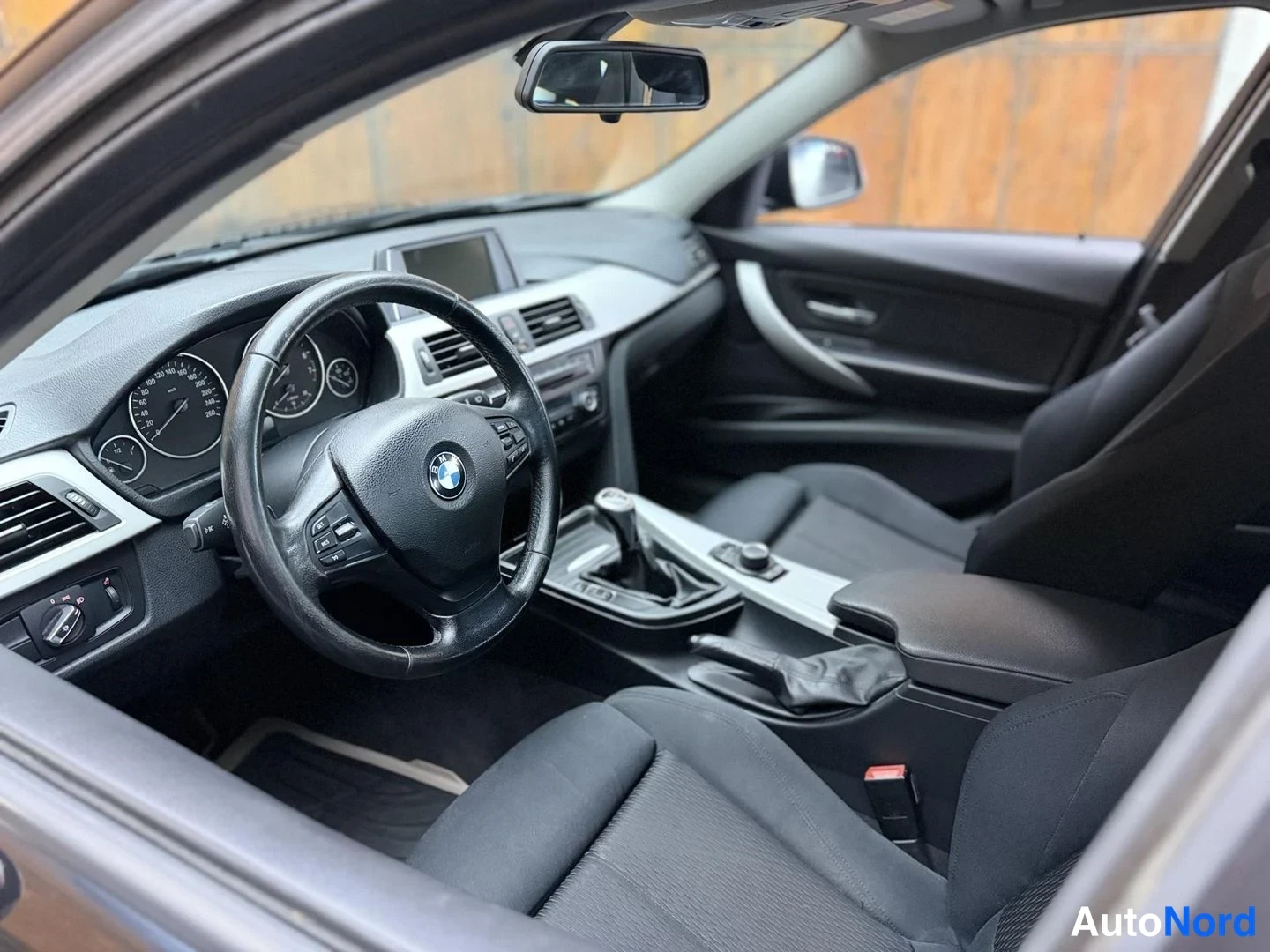 Musta BMW 320i 2012, ohjaamo, kuva 17