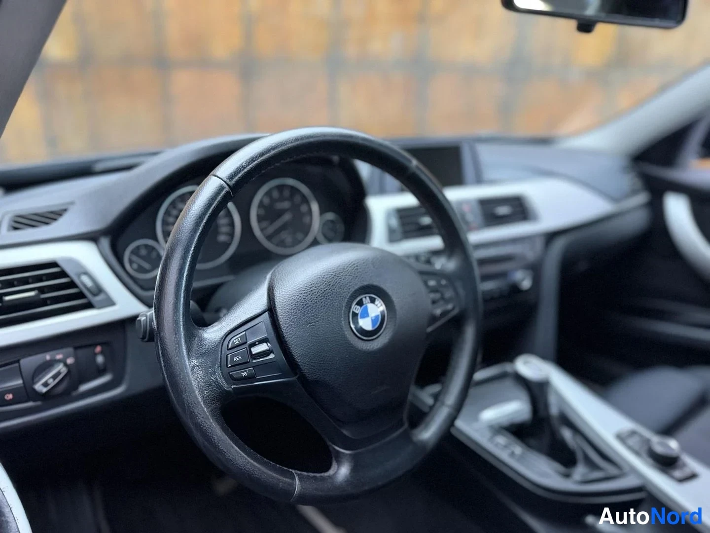 Musta BMW 320i 2012, yksityiskohta, kuva 22