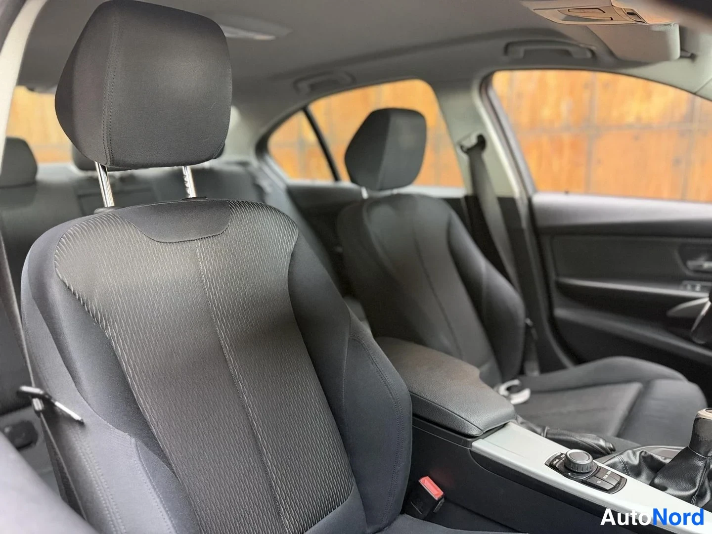 Musta BMW 320i 2012, etuistuimet, kuva 18
