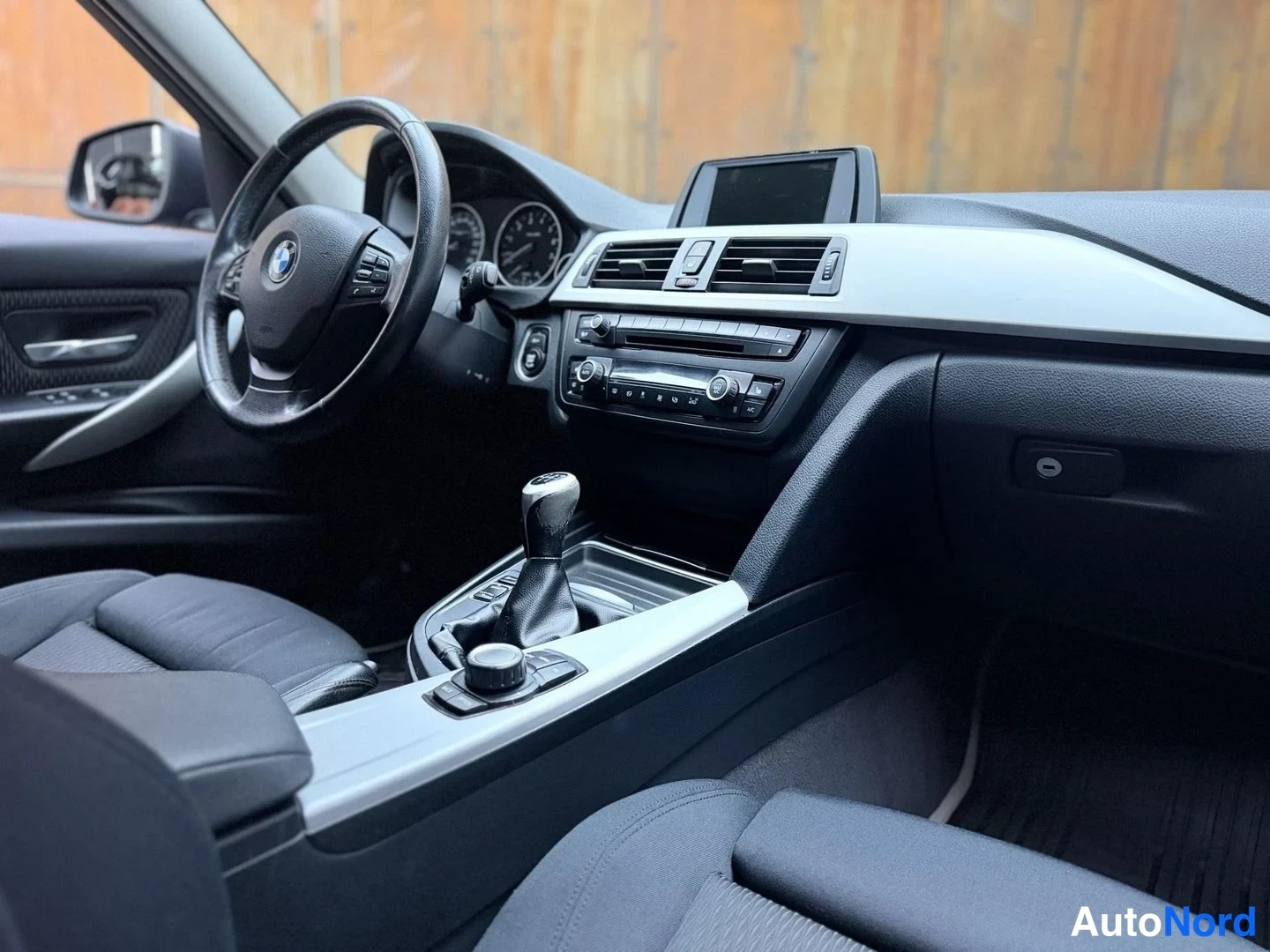 Musta BMW 320i 2012, ohjaamo, kuva 16