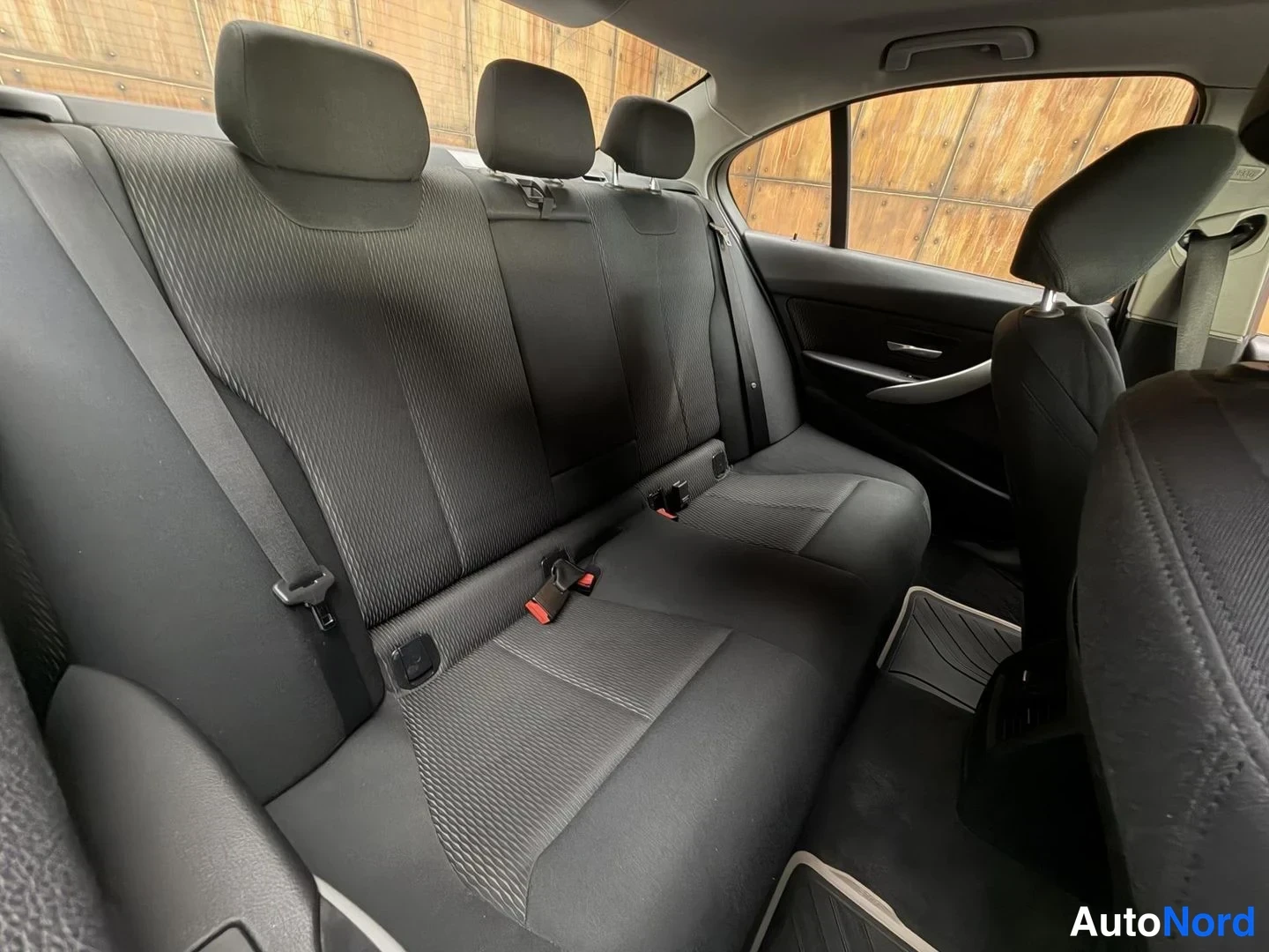 Musta BMW 320i 2012, takaistuimet, kuva 19