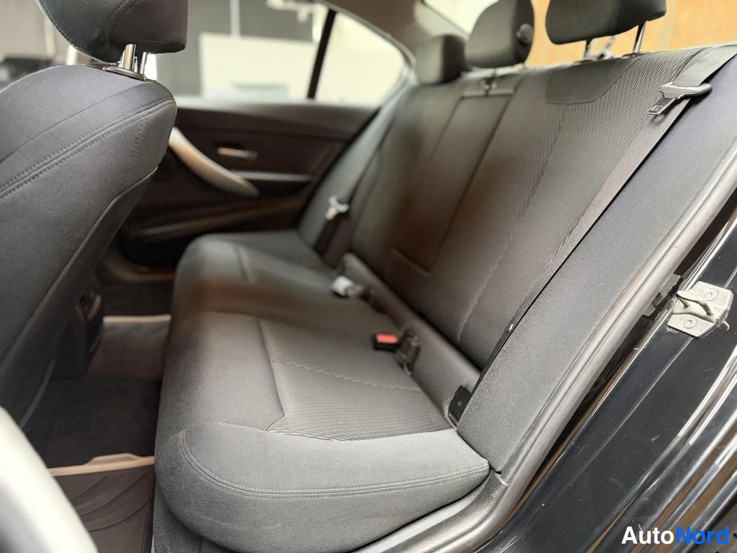 Musta BMW 320i 2012, takaistuimet, kuva 20