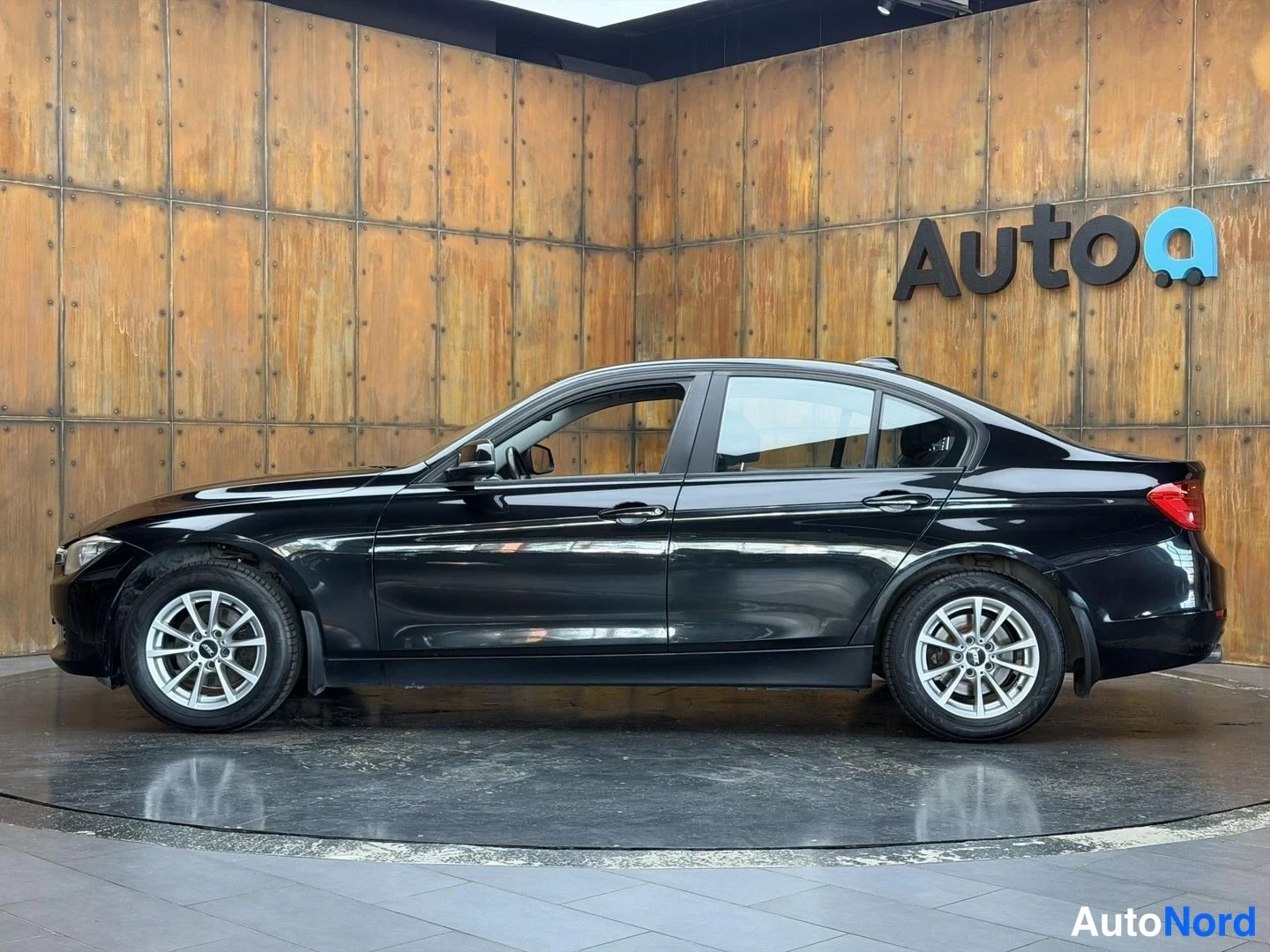 Musta BMW 320i 2012, etuviisto, keula vasemmalle, kuva 5