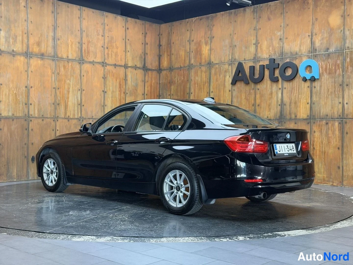 Musta BMW 320i 2012, takaviisto, kuva 12