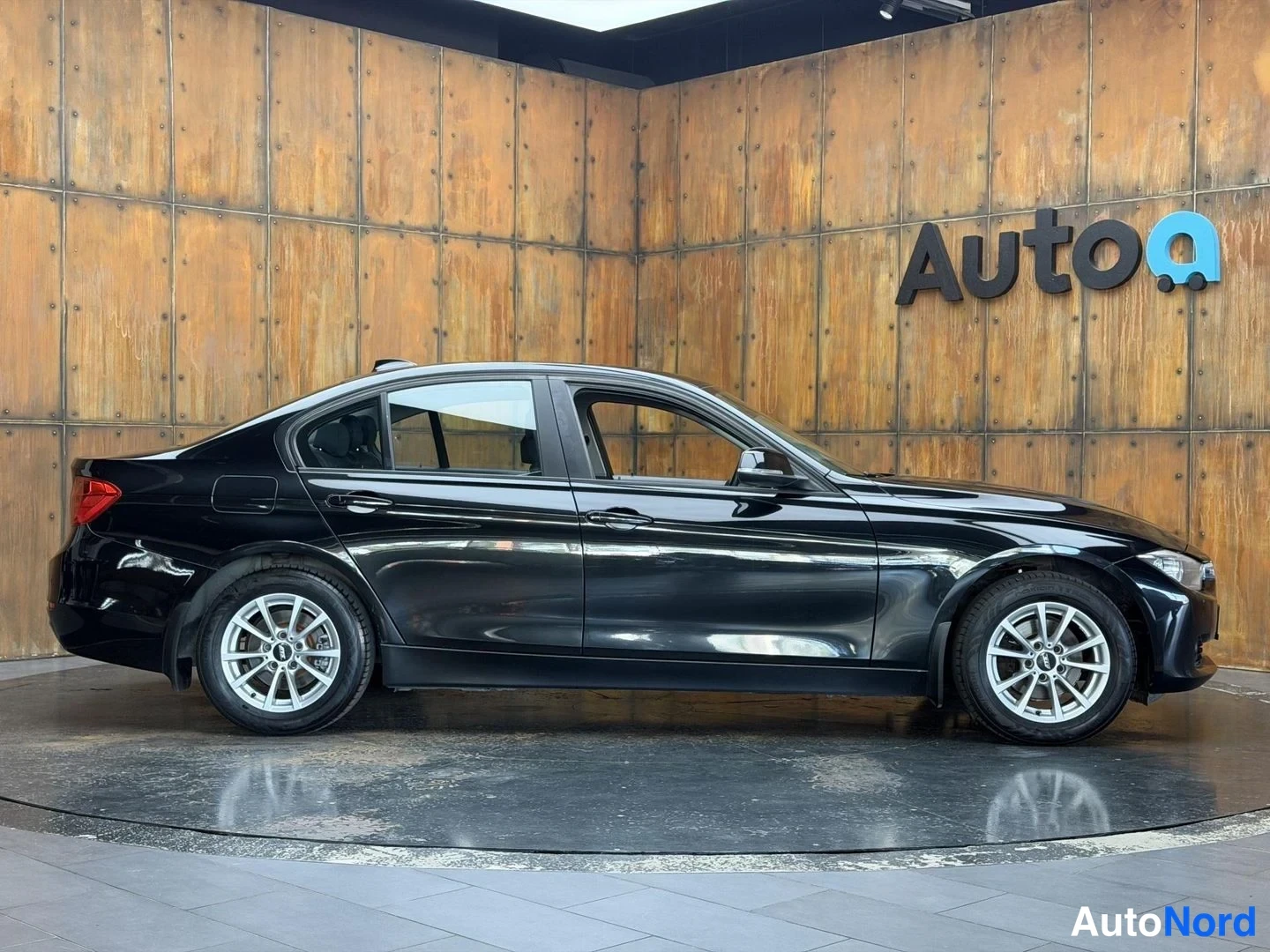 Musta BMW 320i 2012, sivulta, kuva 9
