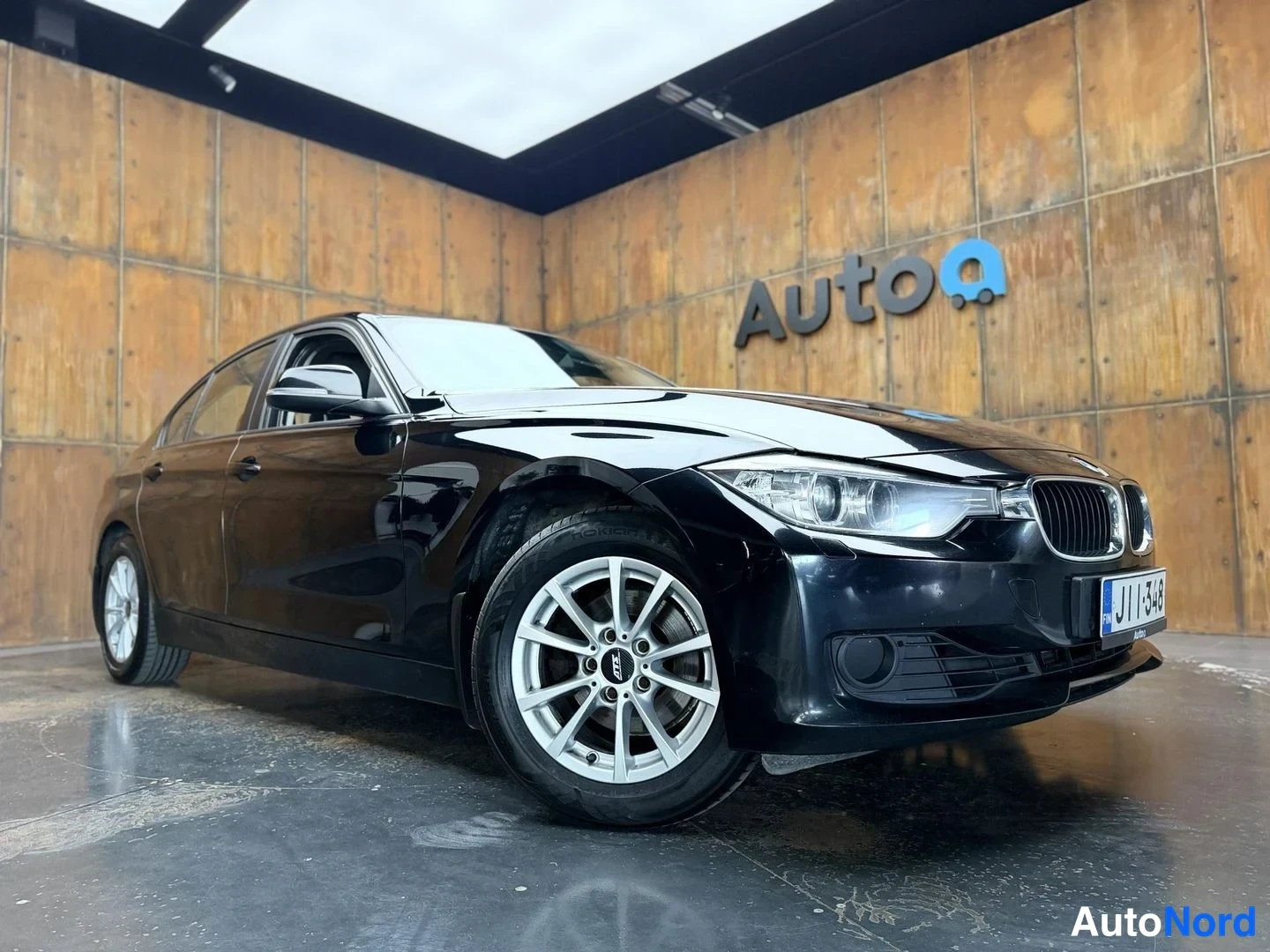 Musta BMW 320i 2012, etuviisto, keula oikealle, kuva 7