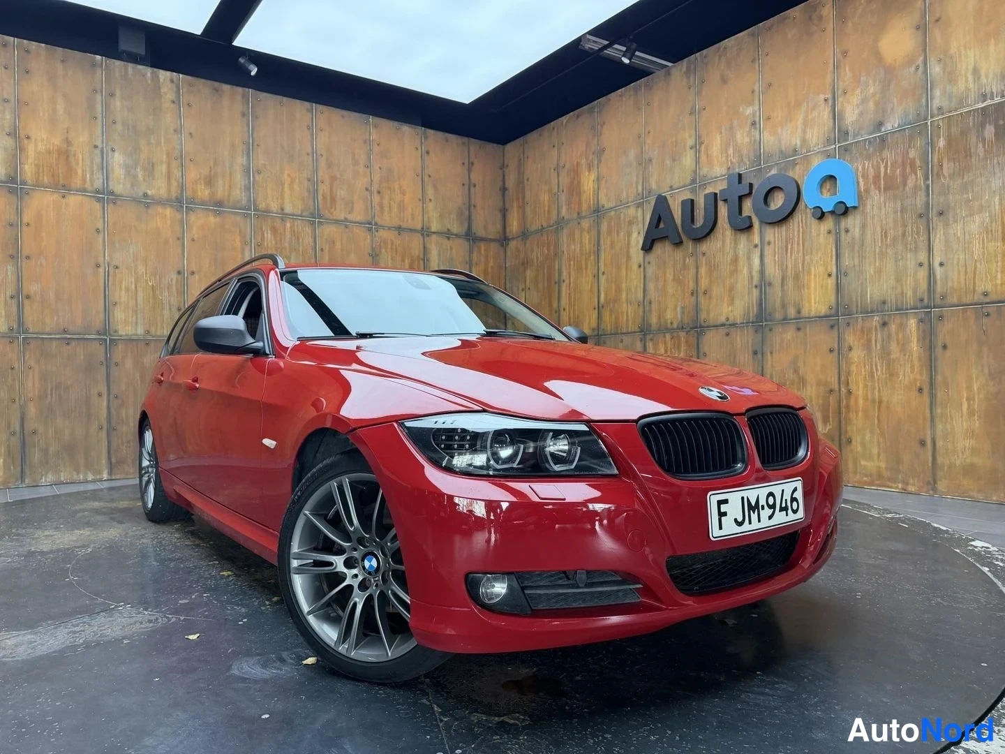 Punainen BMW 320i 2009, etuviisto, keula oikealle, kuva 4