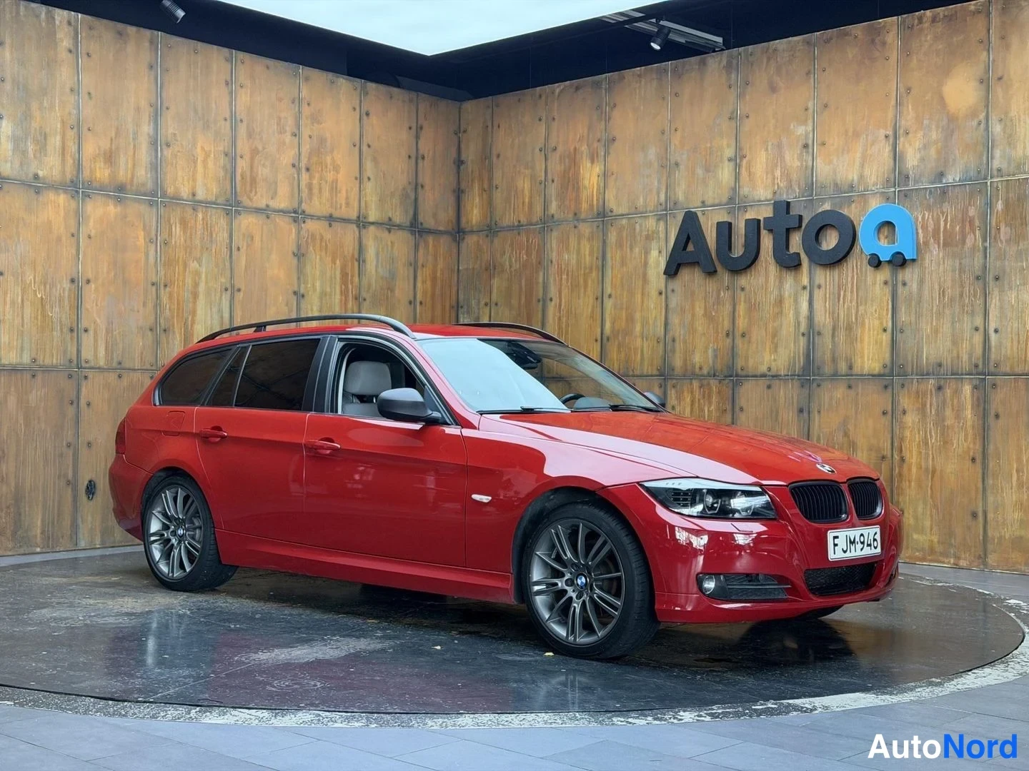 Punainen BMW 320i 2009, etuviisto, keula oikealle, kuva 5