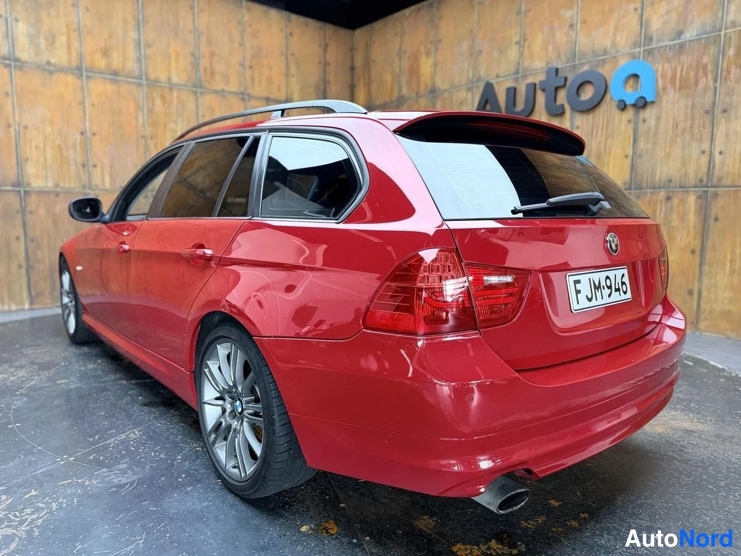 Punainen BMW 320i 2009, takaviisto, kuva 14