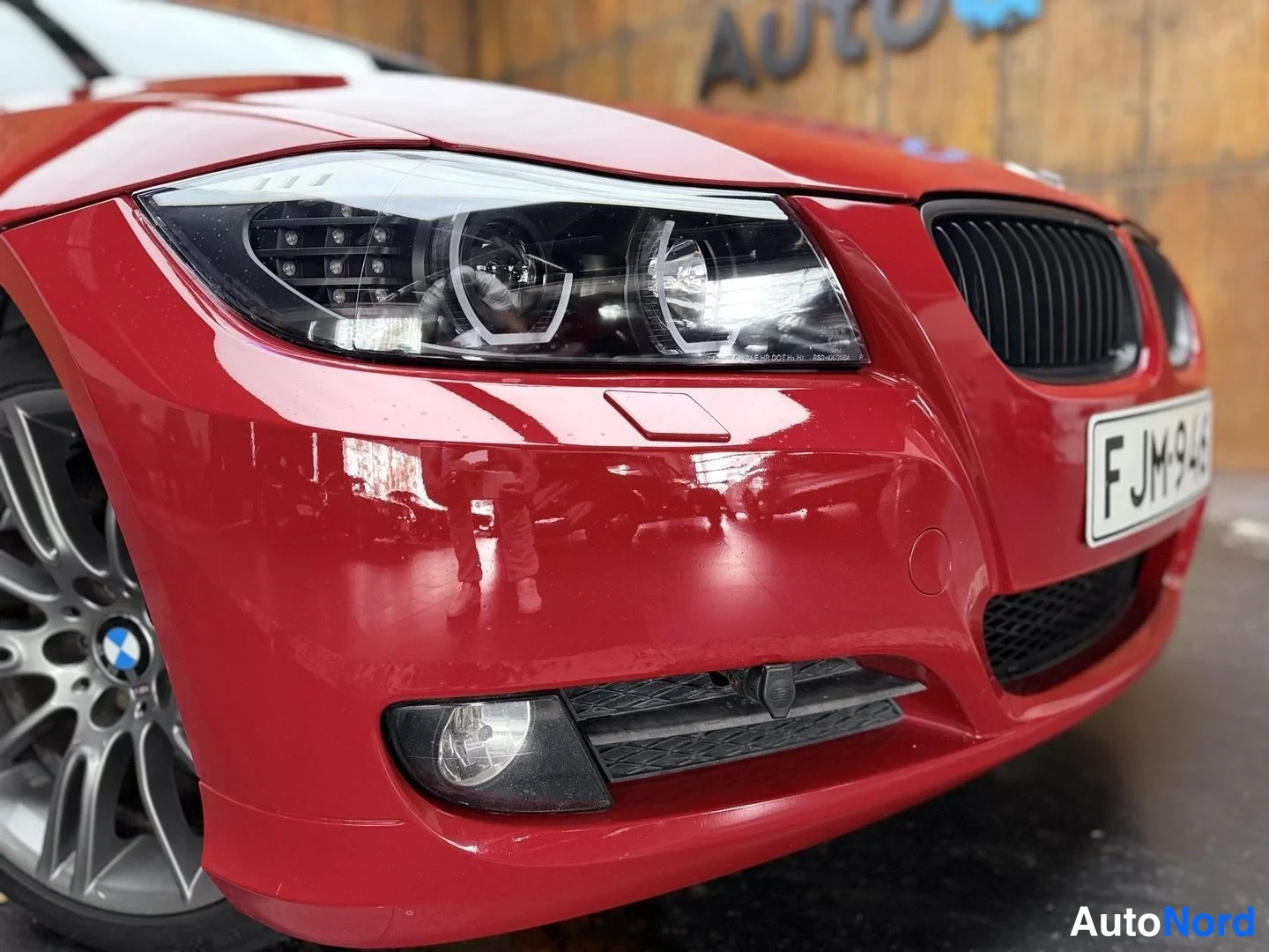 Punainen BMW 320i 2009, yksityiskohta, kuva 25