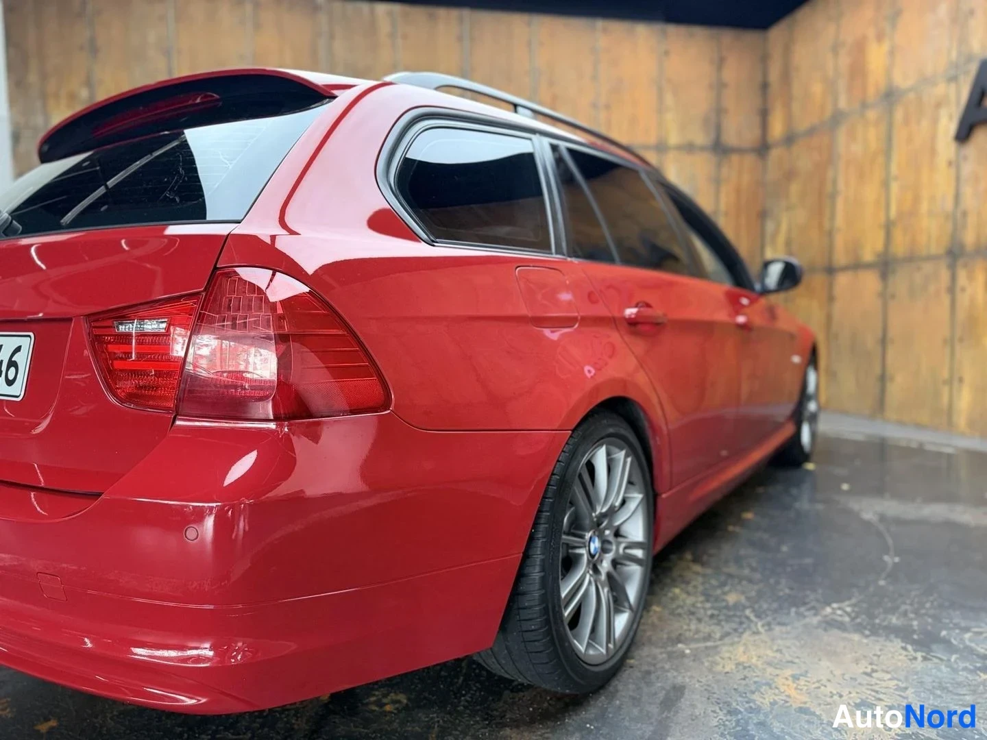 Punainen BMW 320i 2009, takaviisto, kuva 11